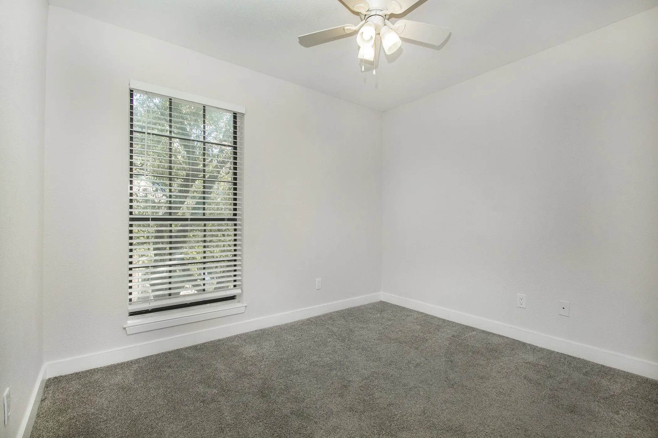 Condominium For Sale in Tarrant County , 1104 Riverchase Lane 204, Arlington, Texas 76011, 2 Bedroom, 2 Bathroom, Garage spaces, 939 Sqft, built in 1983, mls#21258171, Real Estate Agent in Arlington, Homes For Sale in Tarrant county, Homes For Sale in Arlington, Realtor in Arlington Texas, Real Estate Brokerage Independent Realty Texas, Luminita Cordes Realtor