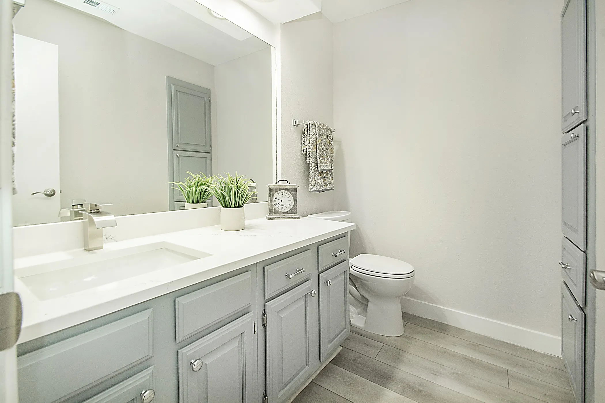 Condominium For Sale in Tarrant County , 1104 Riverchase Lane 204, Arlington, Texas 76011, 2 Bedroom, 2 Bathroom, Garage spaces, 939 Sqft, built in 1983, mls#21258171, Real Estate Agent in Arlington, Homes For Sale in Tarrant county, Homes For Sale in Arlington, Realtor in Arlington Texas, Real Estate Brokerage Independent Realty Texas, Luminita Cordes Realtor