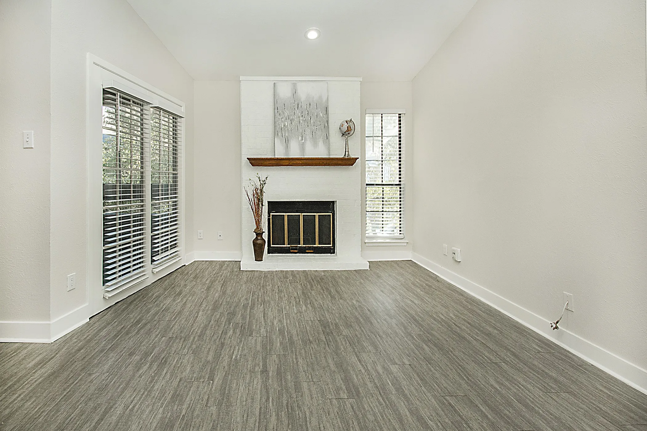 Condominium For Sale in Tarrant County , 1104 Riverchase Lane 204, Arlington, Texas 76011, 2 Bedroom, 2 Bathroom, Garage spaces, 939 Sqft, built in 1983, mls#21258171, Real Estate Agent in Arlington, Homes For Sale in Tarrant county, Homes For Sale in Arlington, Realtor in Arlington Texas, Real Estate Brokerage Independent Realty Texas, Luminita Cordes Realtor