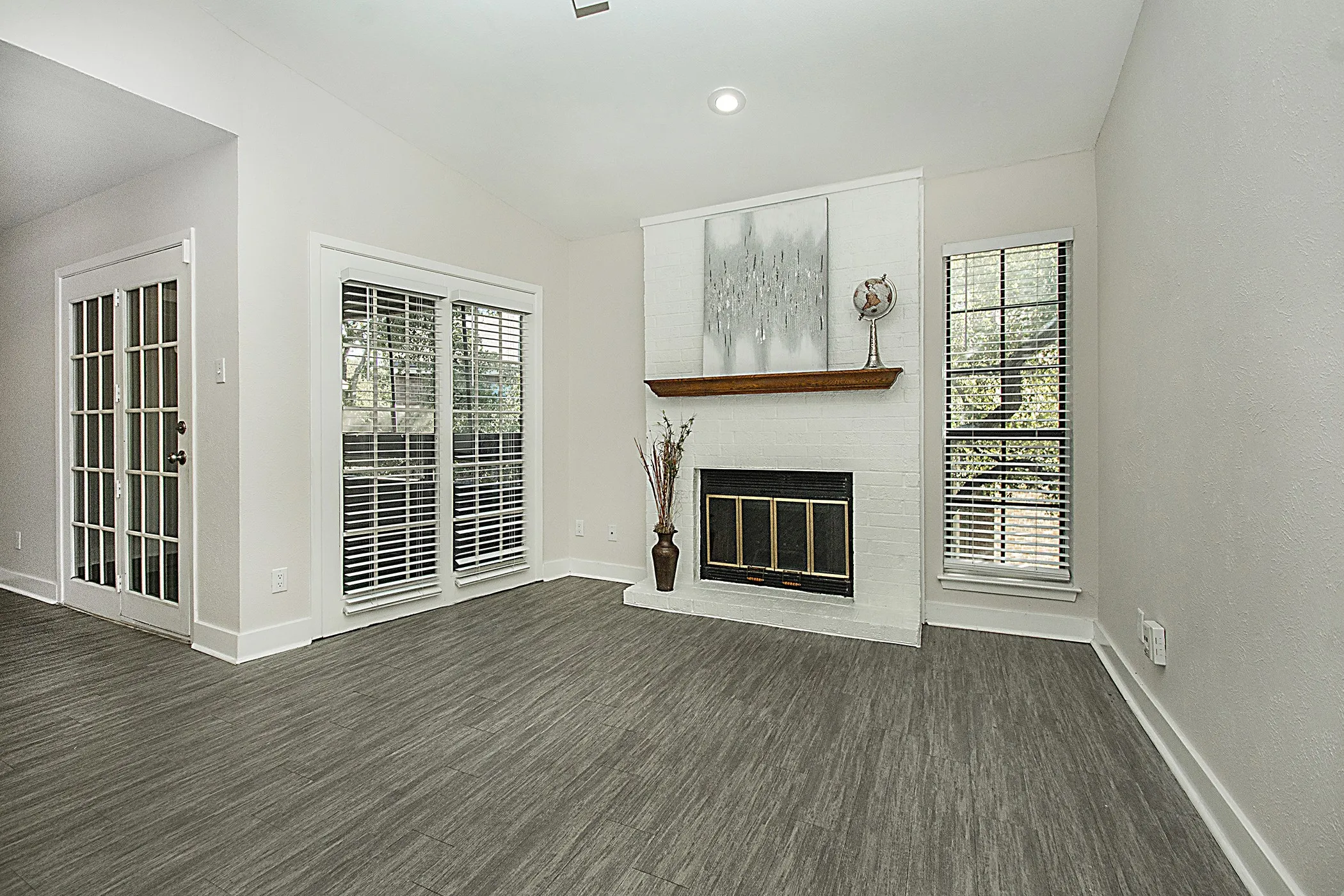 Condominium For Sale in Tarrant County , 1104 Riverchase Lane 204, Arlington, Texas 76011, 2 Bedroom, 2 Bathroom, Garage spaces, 939 Sqft, built in 1983, mls#21258171, Real Estate Agent in Arlington, Homes For Sale in Tarrant county, Homes For Sale in Arlington, Realtor in Arlington Texas, Real Estate Brokerage Independent Realty Texas, Luminita Cordes Realtor
