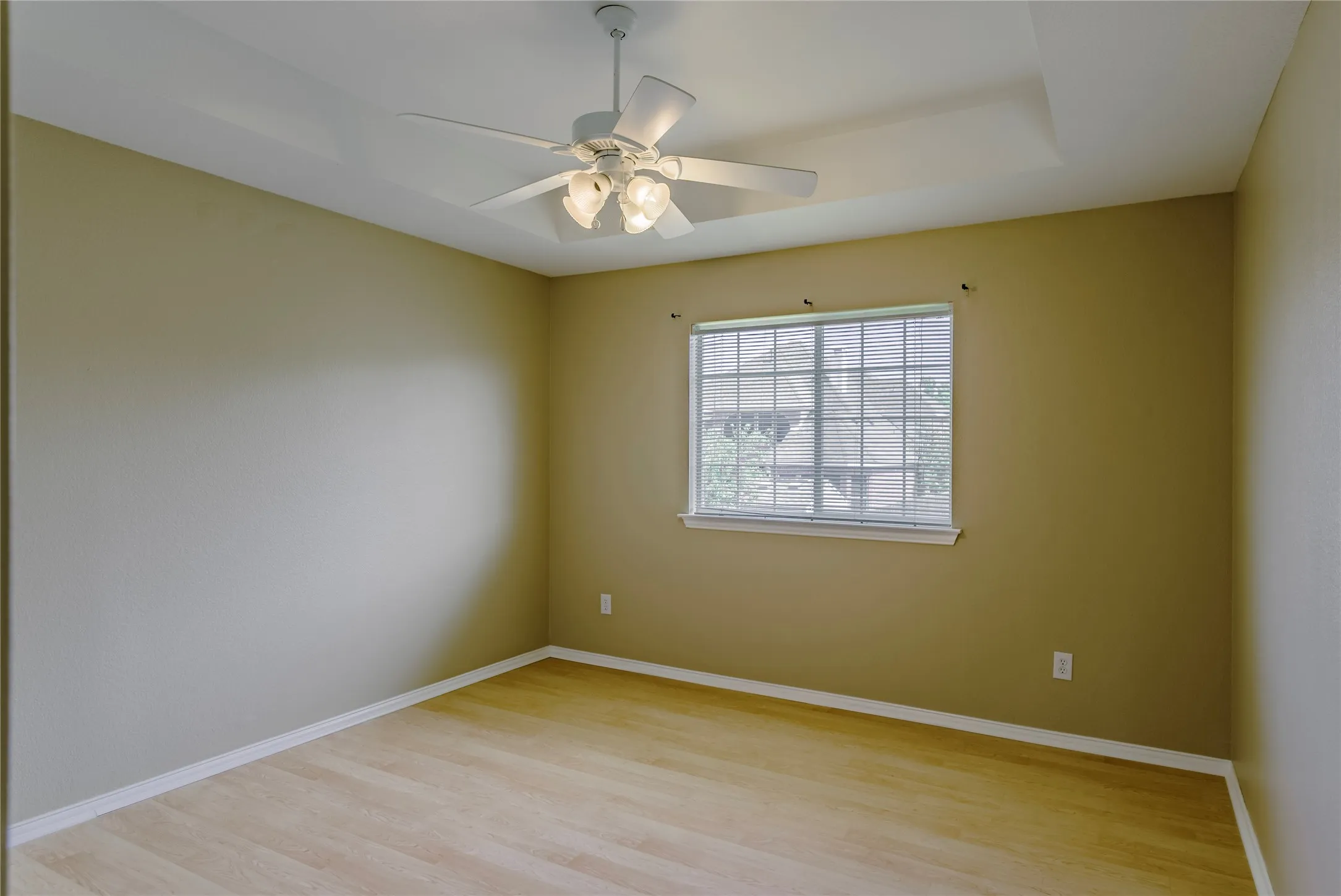 Single Family Residence For Sale in Tarrant County , 1211 Limestone Creek Drive, Keller, Texas 76248, 5 Bedroom, 3 Bathroom, 2 Garage spaces, 2,773 Sqft, built in 1999, Preowned, mls#21258055, Real Estate Agent in Keller, Homes For Sale in Tarrant county, Homes For Sale in Keller, Realtor in Keller Texas, Real Estate Brokerage Independent Realty Texas, Luminita Cordes Realtor
