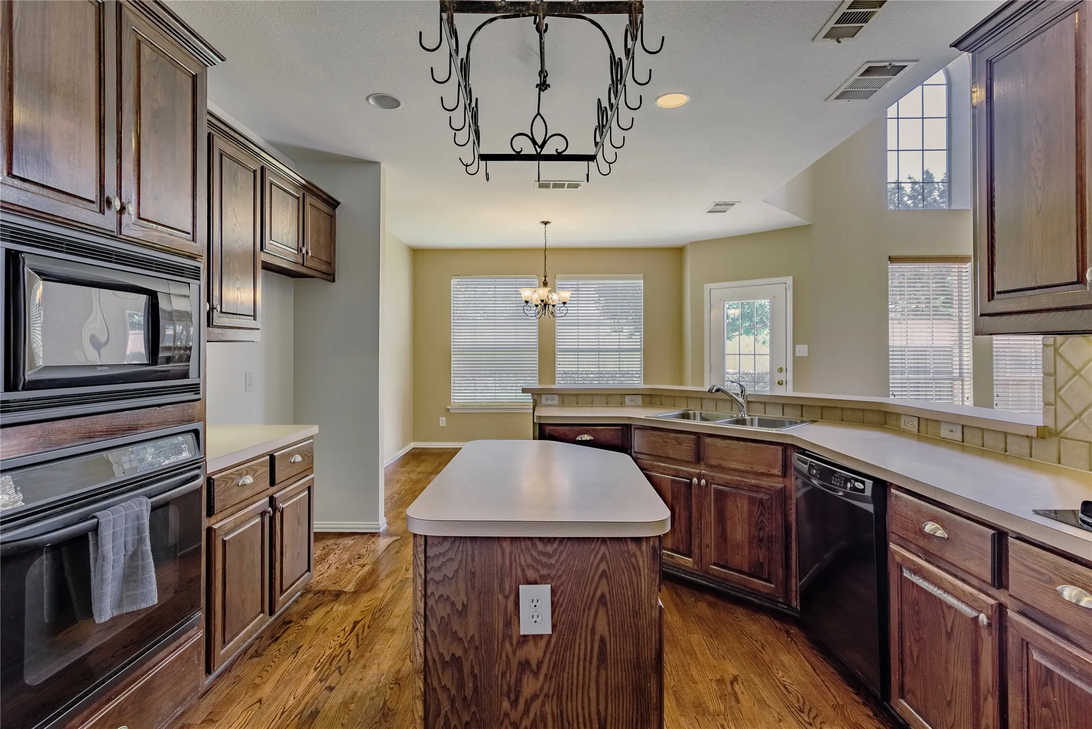 Single Family Residence For Sale in Tarrant County , 1211 Limestone Creek Drive, Keller, Texas 76248, 5 Bedroom, 3 Bathroom, 2 Garage spaces, 2,773 Sqft, built in 1999, Preowned, mls#21258055, Real Estate Agent in Keller, Homes For Sale in Tarrant county, Homes For Sale in Keller, Realtor in Keller Texas, Real Estate Brokerage Independent Realty Texas, Luminita Cordes Realtor