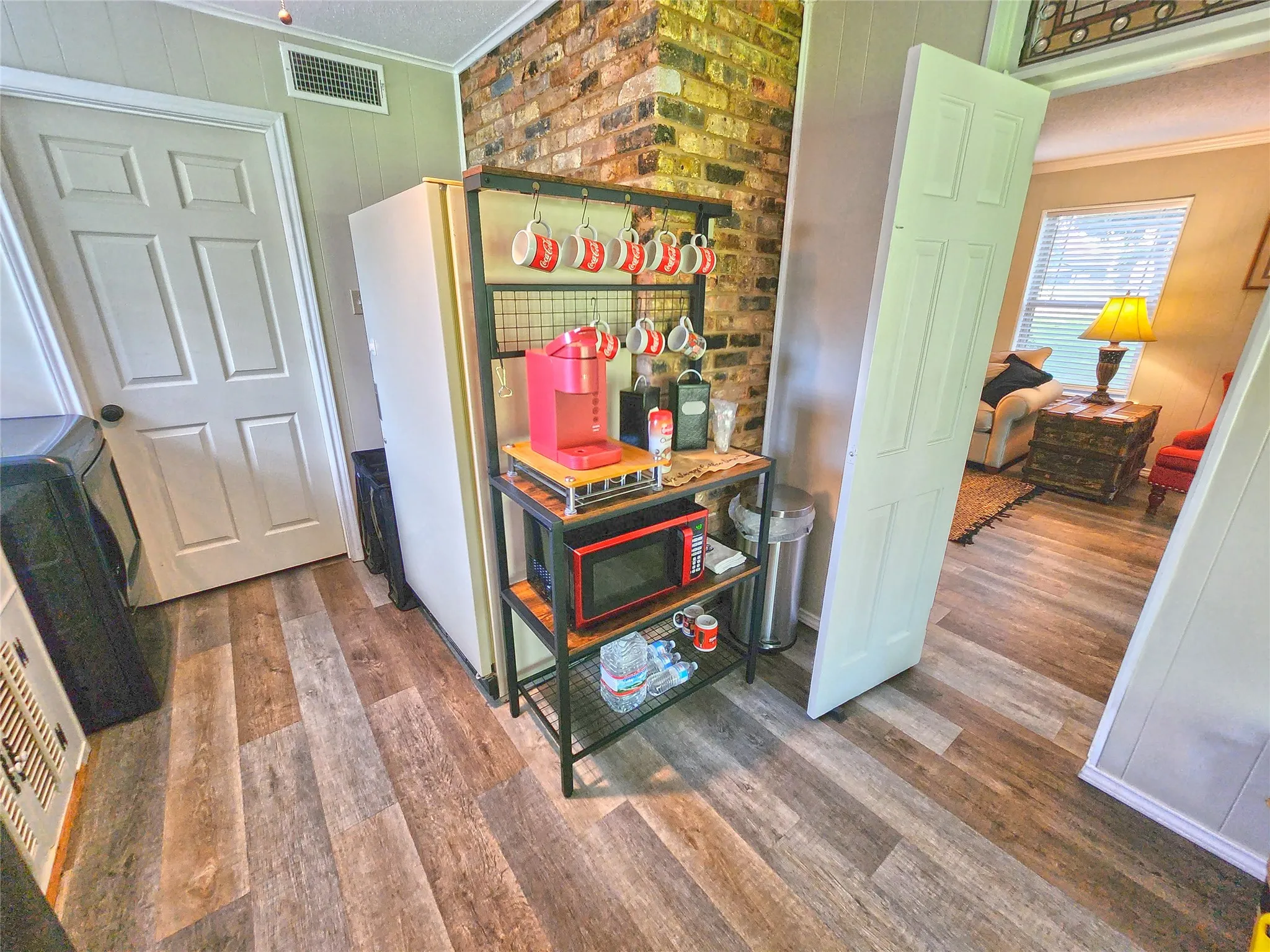 Single Family Residence For Rent in Henderson County , 542 Wildewood Drive, Chandler, Texas 75758, 3 Bedrooms, 2 Bathrooms, Garage spaces, 2,100 Sqft, built in 1977, Price $2,795, mls#21256589, Real Estate Agent in Chandler, Homes For Rent in Henderson county, Homes For Rent in Chandler, Realtor in Chandler Texas, Real Estate Brokerage Independent Realty Texas, Luminita Cordes Realtor