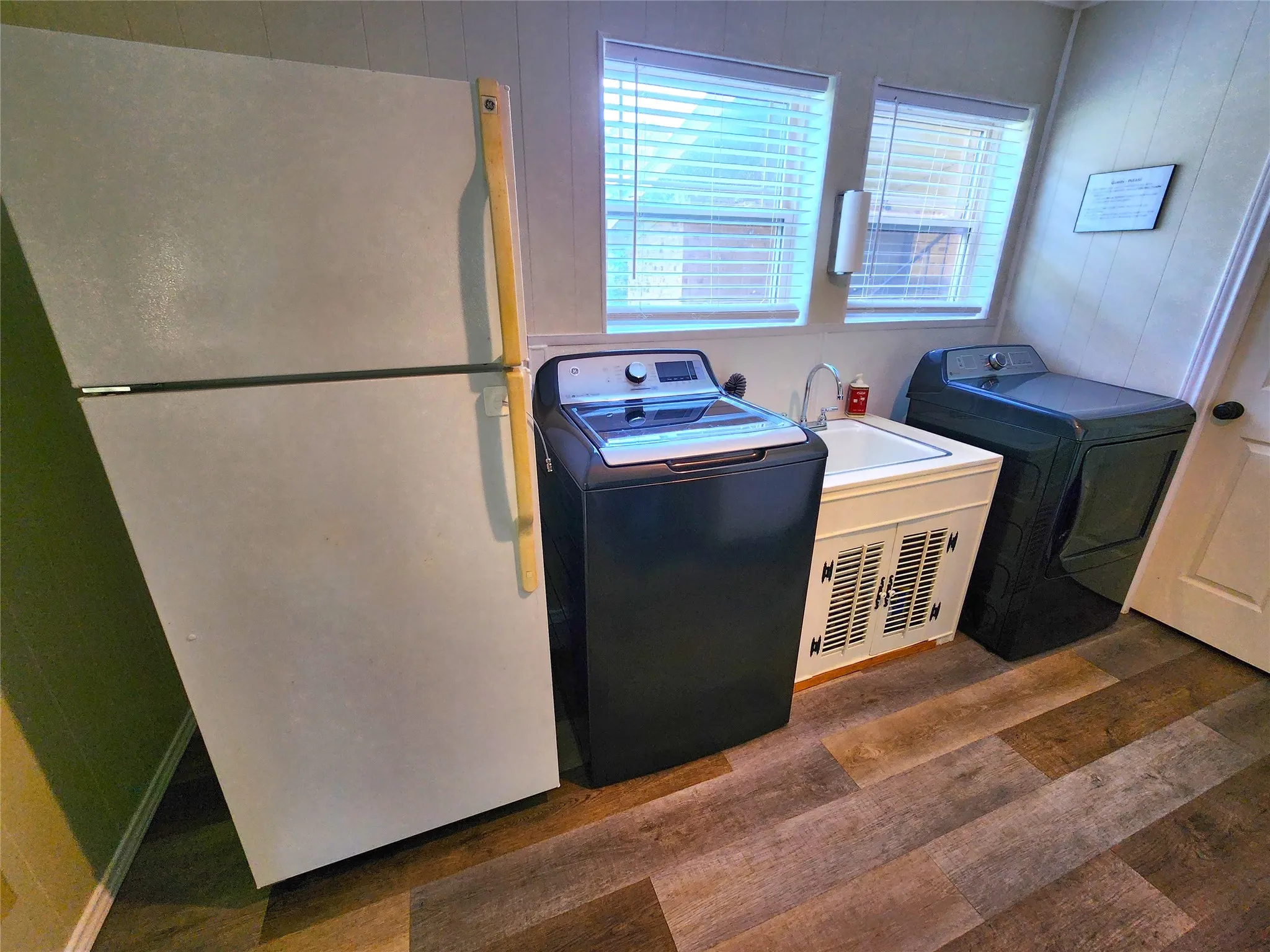 Single Family Residence For Rent in Henderson County , 542 Wildewood Drive, Chandler, Texas 75758, 3 Bedrooms, 2 Bathrooms, Garage spaces, 2,100 Sqft, built in 1977, Price $2,795, mls#21256589, Real Estate Agent in Chandler, Homes For Rent in Henderson county, Homes For Rent in Chandler, Realtor in Chandler Texas, Real Estate Brokerage Independent Realty Texas, Luminita Cordes Realtor