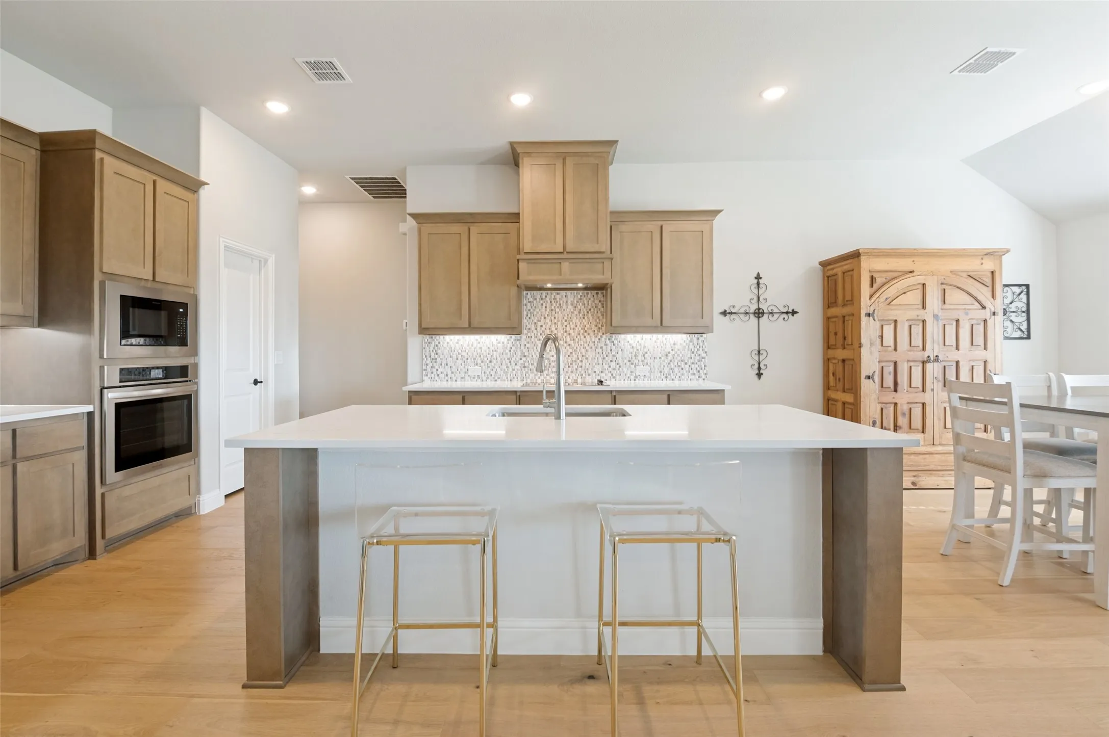 Single Family Residence For Sale in Ellis County , 206 Morning Light Lane, Waxahachie, Texas 75165, 3 Bedroom, 3 Bathroom, 2 Garage spaces, 2,301 Sqft, built in 2024, Preowned, mls#21258199, Real Estate Agent in Waxahachie, Homes For Sale in Ellis county, Homes For Sale in Waxahachie, Realtor in Waxahachie Texas, Real Estate Brokerage Independent Realty Texas, Luminita Cordes Realtor