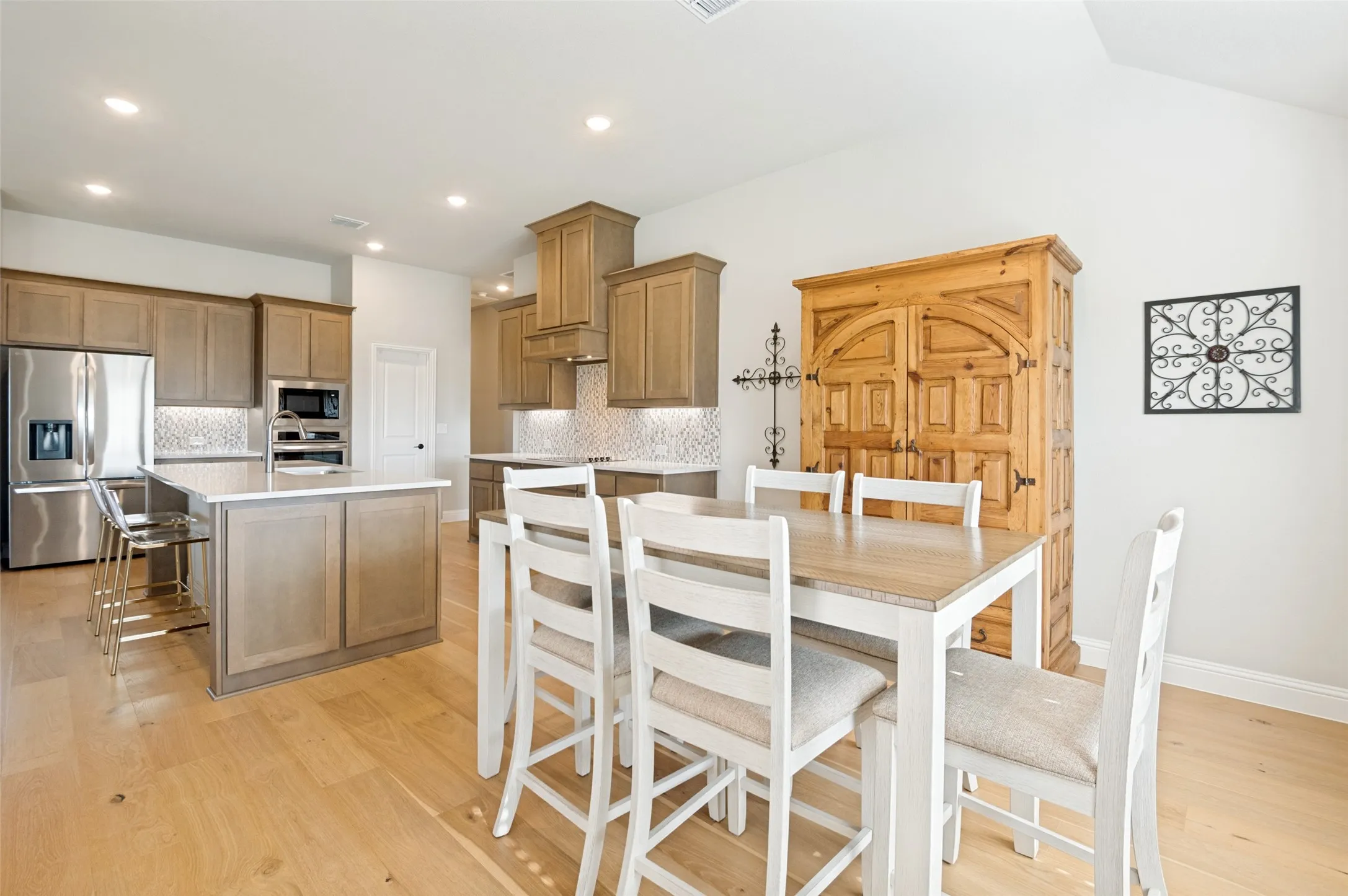 Single Family Residence For Sale in Ellis County , 206 Morning Light Lane, Waxahachie, Texas 75165, 3 Bedroom, 3 Bathroom, 2 Garage spaces, 2,301 Sqft, built in 2024, Preowned, mls#21258199, Real Estate Agent in Waxahachie, Homes For Sale in Ellis county, Homes For Sale in Waxahachie, Realtor in Waxahachie Texas, Real Estate Brokerage Independent Realty Texas, Luminita Cordes Realtor