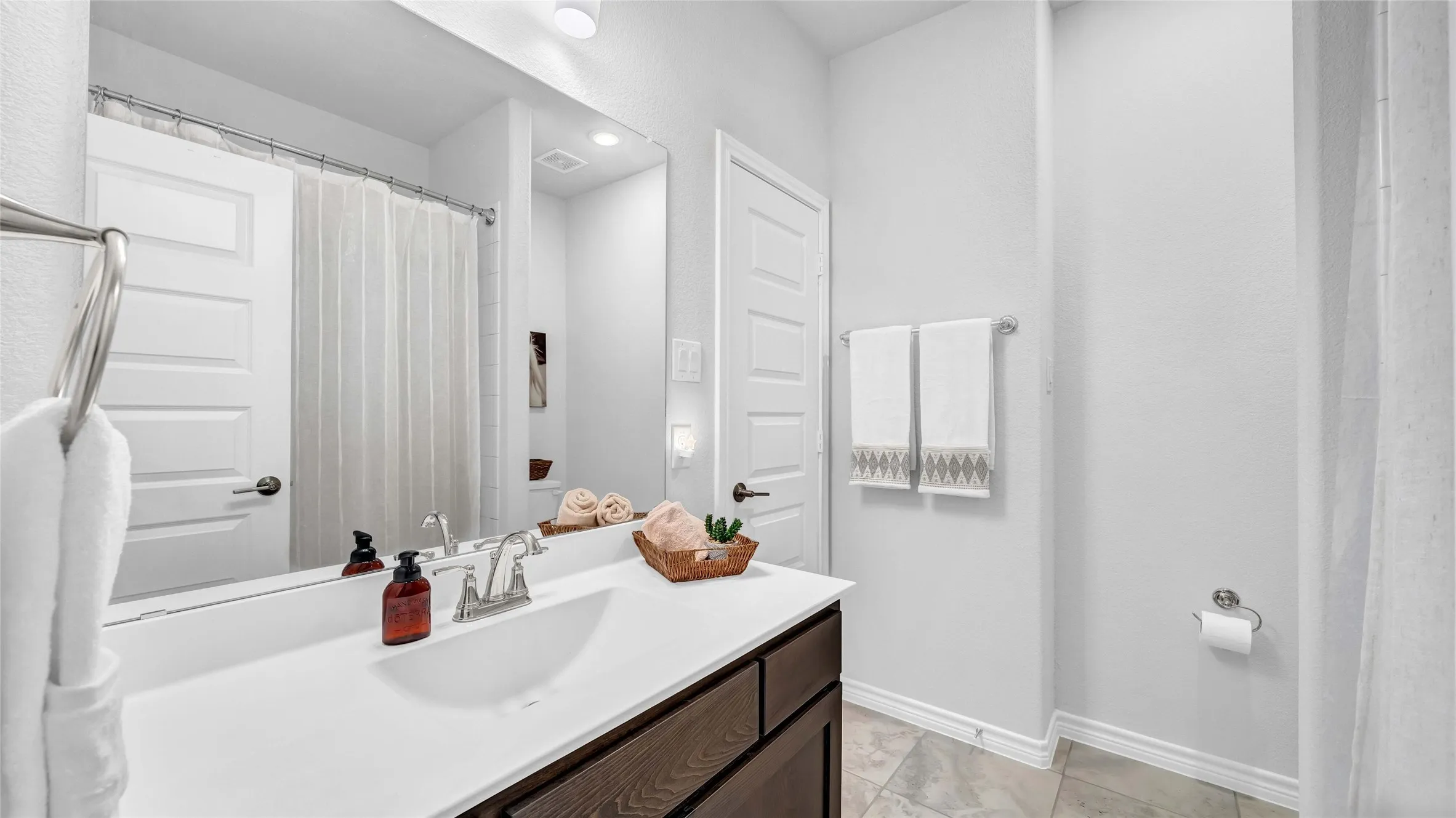 Single Family Residence For Sale in Denton County , 1017 Wrenwood Drive, Justin, Texas 76247, 4 Bedroom, 4 Bathroom, 2 Garage spaces, 3,835 Sqft, built in 2020, mls#21258218, Real Estate Agent in Justin, Homes For Sale in Denton county, Homes For Sale in Justin, Realtor in Justin Texas, Real Estate Brokerage Independent Realty Texas, Luminita Cordes Realtor