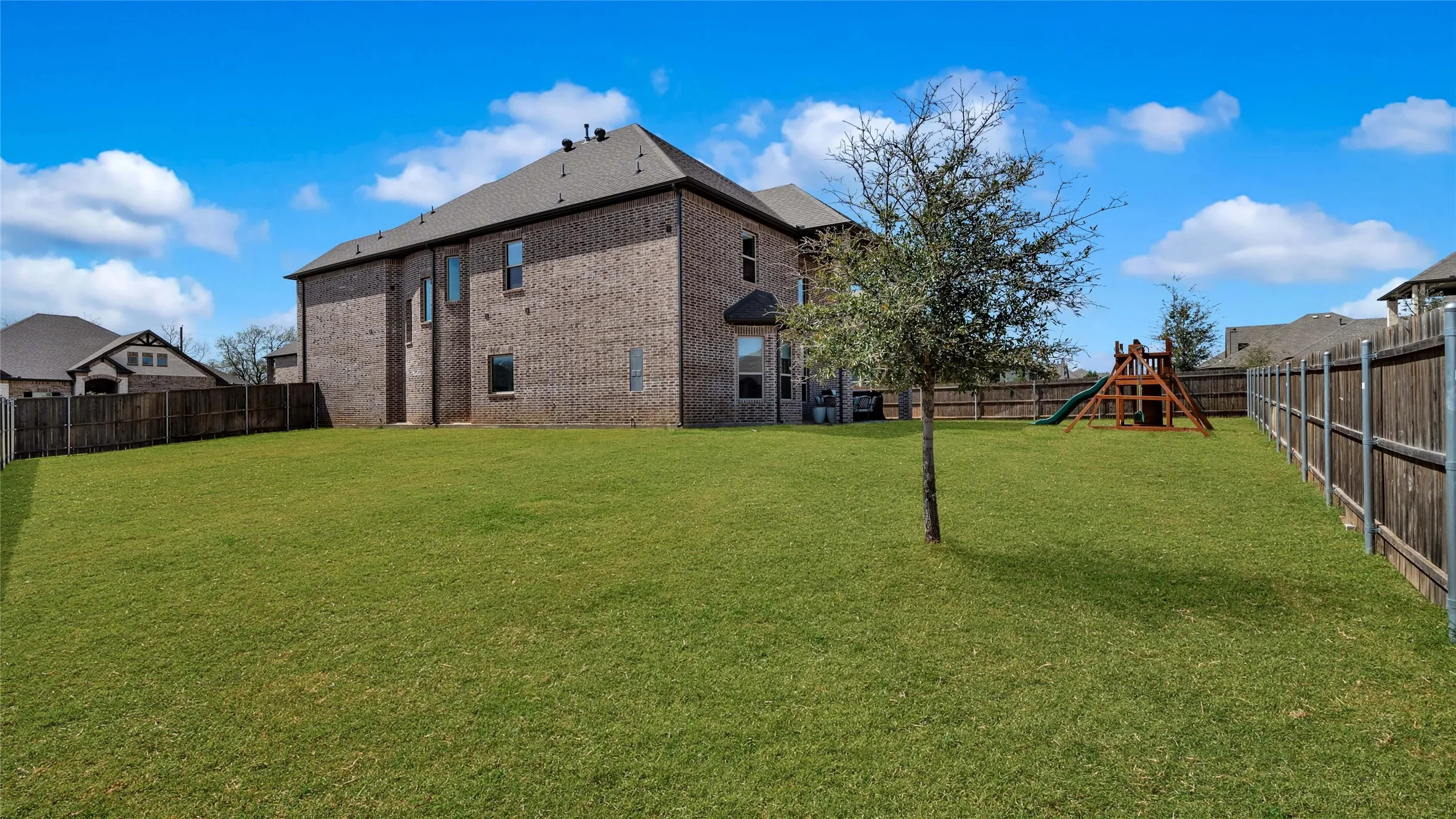 Single Family Residence For Sale in Denton County , 1017 Wrenwood Drive, Justin, Texas 76247, 4 Bedroom, 4 Bathroom, 2 Garage spaces, 3,835 Sqft, built in 2020, mls#21258218, Real Estate Agent in Justin, Homes For Sale in Denton county, Homes For Sale in Justin, Realtor in Justin Texas, Real Estate Brokerage Independent Realty Texas, Luminita Cordes Realtor