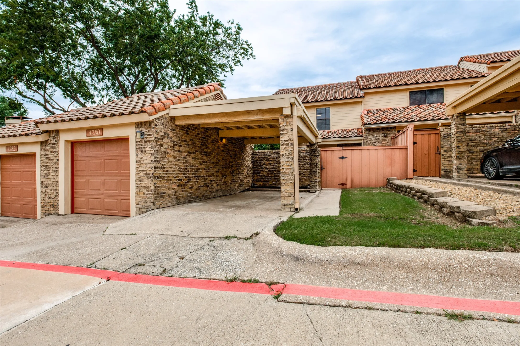 Condominium For Sale in Dallas County , 4280 Cuesta Drive, Irving, Texas 75038, 3 Bedrooms, 3 Bathrooms, 2 Garage spaces, 1,461 Sqft, built in 1981, Price $319,900, mls#21252550, Real Estate Agent in Irving, Homes For Sale in Dallas county, Homes For Sale in Irving, Realtor in Irving Texas, Real Estate Brokerage Independent Realty Texas, Luminita Cordes Realtor