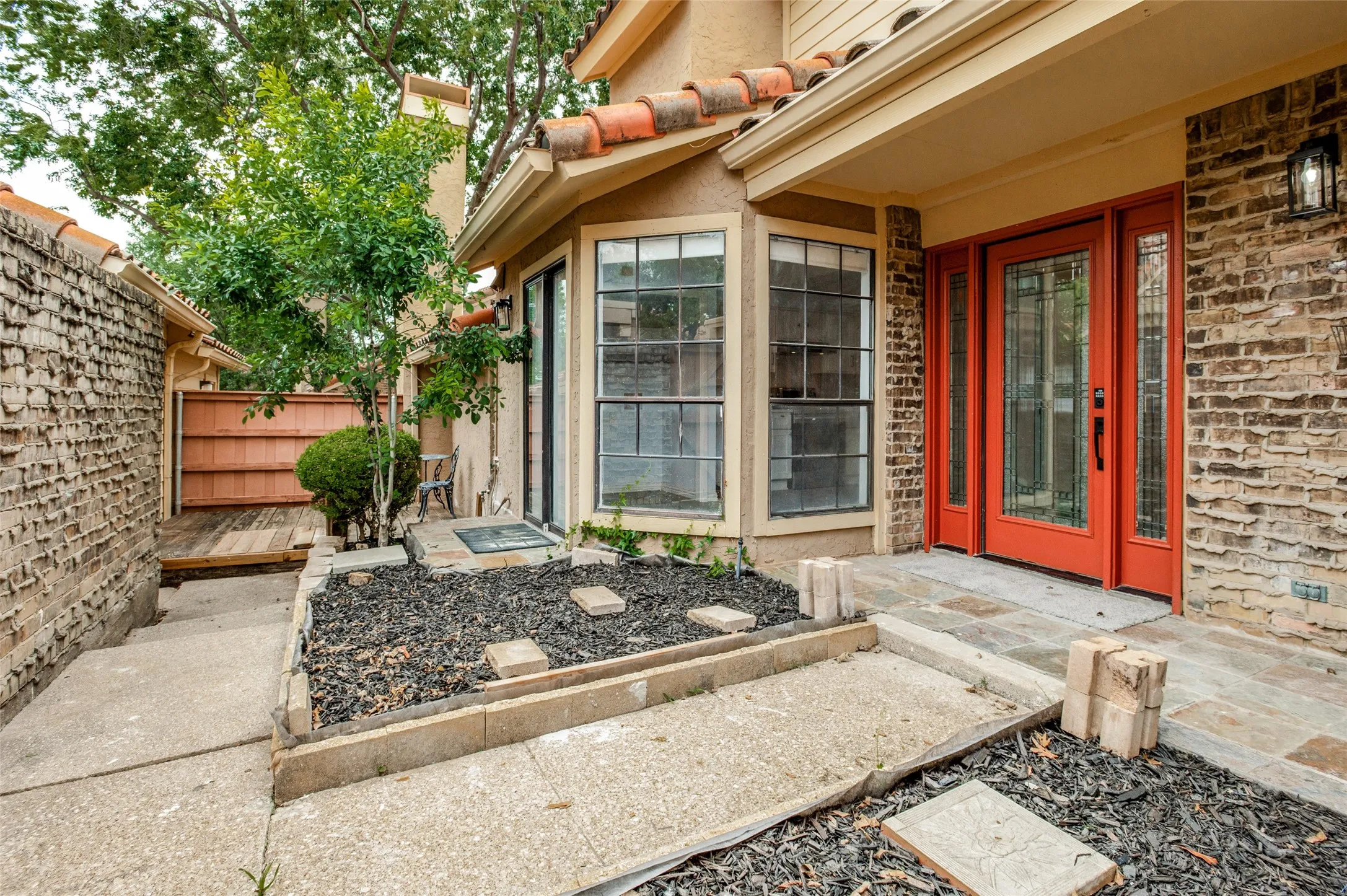 Condominium For Sale in Dallas County , 4280 Cuesta Drive, Irving, Texas 75038, 3 Bedrooms, 3 Bathrooms, 2 Garage spaces, 1,461 Sqft, built in 1981, Price $319,900, mls#21252550, Real Estate Agent in Irving, Homes For Sale in Dallas county, Homes For Sale in Irving, Realtor in Irving Texas, Real Estate Brokerage Independent Realty Texas, Luminita Cordes Realtor