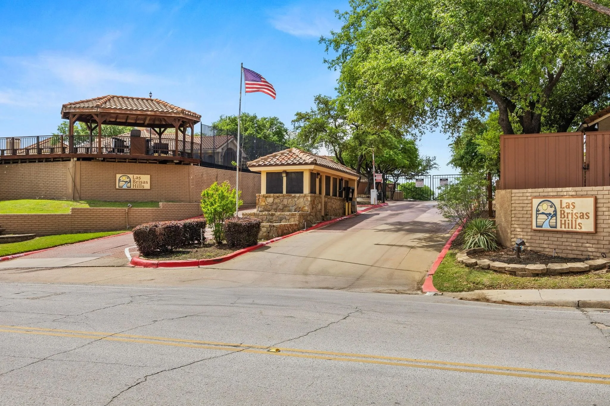 Condominium For Sale in Dallas County , 4280 Cuesta Drive, Irving, Texas 75038, 3 Bedrooms, 3 Bathrooms, 2 Garage spaces, 1,461 Sqft, built in 1981, Price $319,900, mls#21252550, Real Estate Agent in Irving, Homes For Sale in Dallas county, Homes For Sale in Irving, Realtor in Irving Texas, Real Estate Brokerage Independent Realty Texas, Luminita Cordes Realtor