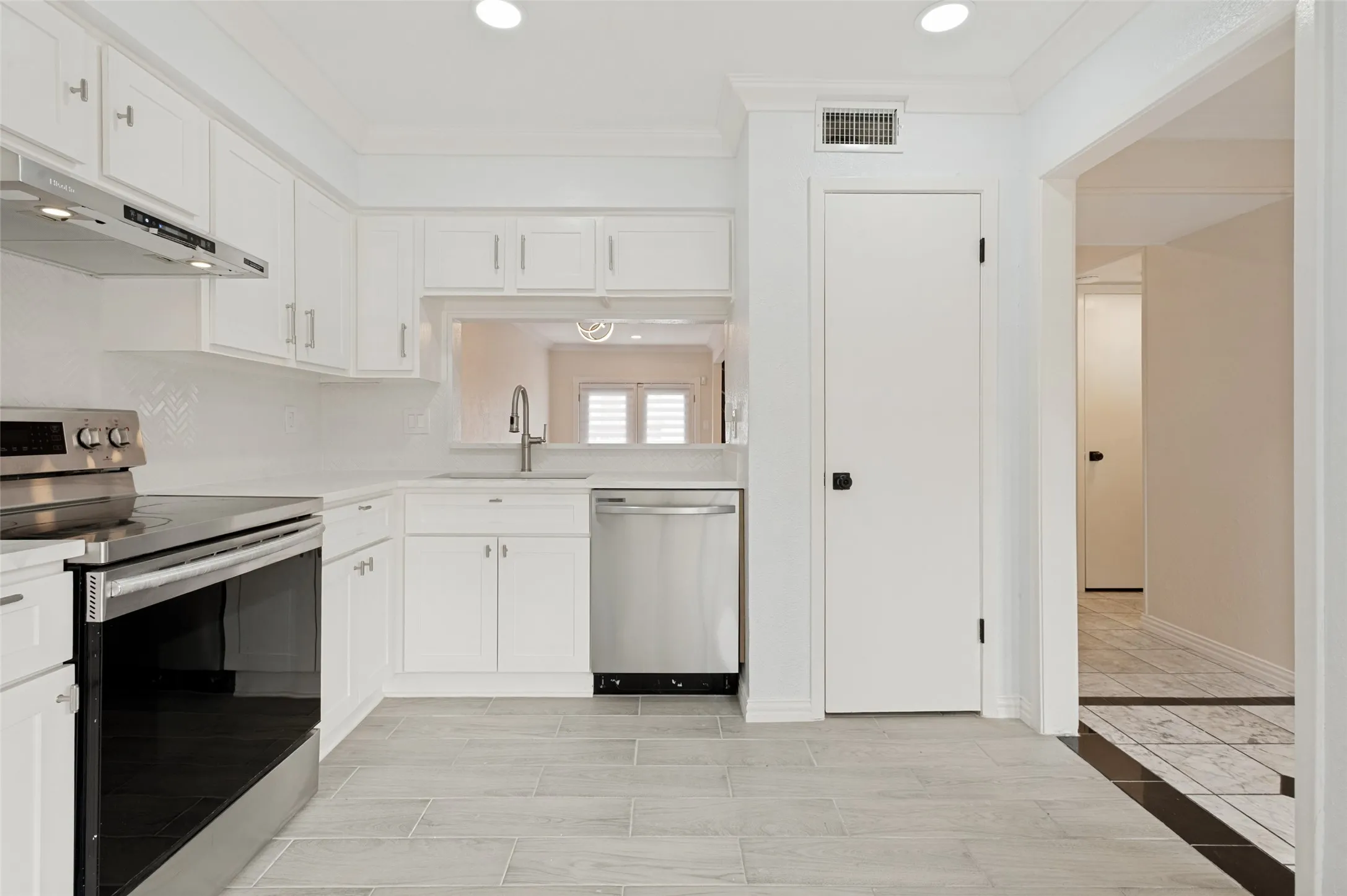 Condominium For Sale in Dallas County , 4280 Cuesta Drive, Irving, Texas 75038, 3 Bedrooms, 3 Bathrooms, 2 Garage spaces, 1,461 Sqft, built in 1981, Price $319,900, mls#21252550, Real Estate Agent in Irving, Homes For Sale in Dallas county, Homes For Sale in Irving, Realtor in Irving Texas, Real Estate Brokerage Independent Realty Texas, Luminita Cordes Realtor