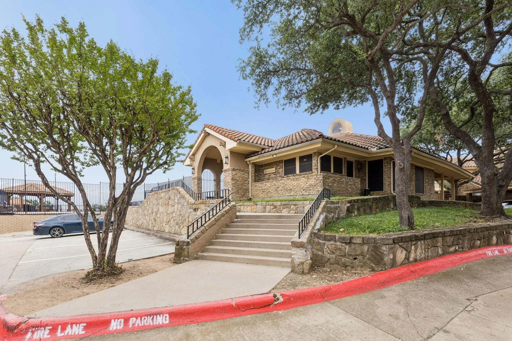 Condominium For Sale in Dallas County , 4280 Cuesta Drive, Irving, Texas 75038, 3 Bedrooms, 3 Bathrooms, 2 Garage spaces, 1,461 Sqft, built in 1981, Price $319,900, mls#21252550, Real Estate Agent in Irving, Homes For Sale in Dallas county, Homes For Sale in Irving, Realtor in Irving Texas, Real Estate Brokerage Independent Realty Texas, Luminita Cordes Realtor