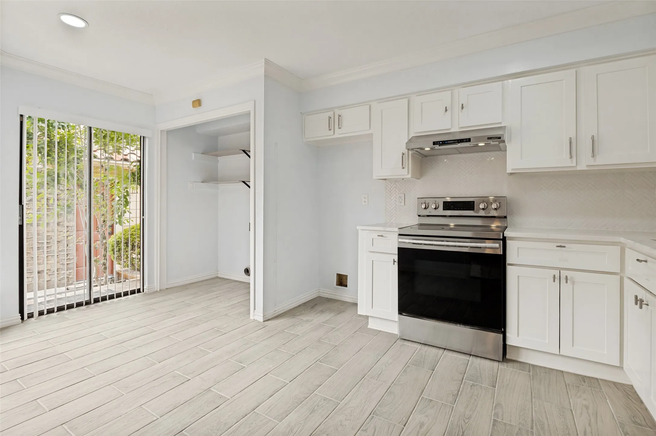 Condominium For Sale in Dallas County , 4280 Cuesta Drive, Irving, Texas 75038, 3 Bedrooms, 3 Bathrooms, 2 Garage spaces, 1,461 Sqft, built in 1981, Price $319,900, mls#21252550, Real Estate Agent in Irving, Homes For Sale in Dallas county, Homes For Sale in Irving, Realtor in Irving Texas, Real Estate Brokerage Independent Realty Texas, Luminita Cordes Realtor