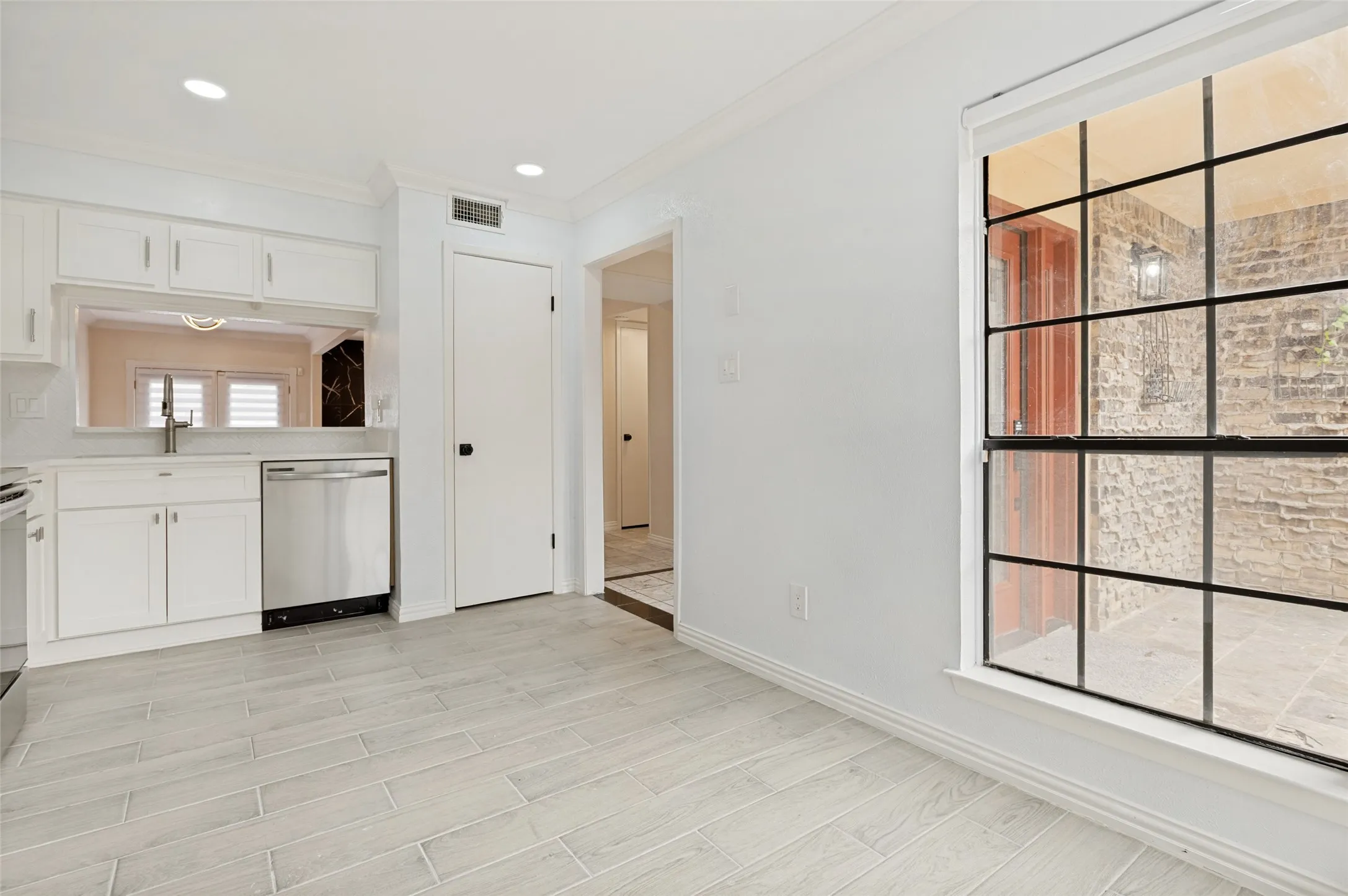 Condominium For Sale in Dallas County , 4280 Cuesta Drive, Irving, Texas 75038, 3 Bedrooms, 3 Bathrooms, 2 Garage spaces, 1,461 Sqft, built in 1981, Price $319,900, mls#21252550, Real Estate Agent in Irving, Homes For Sale in Dallas county, Homes For Sale in Irving, Realtor in Irving Texas, Real Estate Brokerage Independent Realty Texas, Luminita Cordes Realtor
