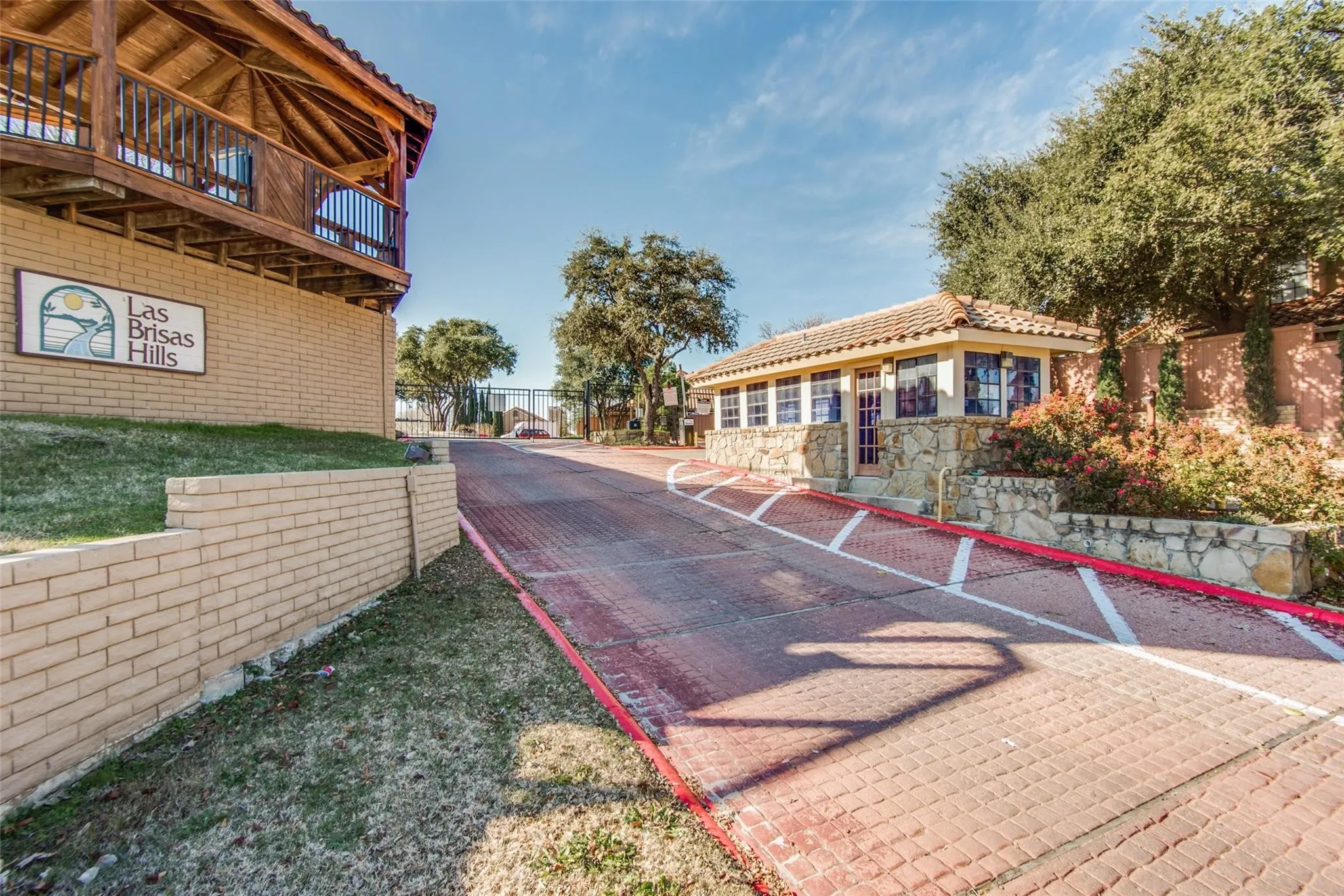 Condominium For Sale in Dallas County , 4280 Cuesta Drive, Irving, Texas 75038, 3 Bedrooms, 3 Bathrooms, 2 Garage spaces, 1,461 Sqft, built in 1981, Price $319,900, mls#21252550, Real Estate Agent in Irving, Homes For Sale in Dallas county, Homes For Sale in Irving, Realtor in Irving Texas, Real Estate Brokerage Independent Realty Texas, Luminita Cordes Realtor