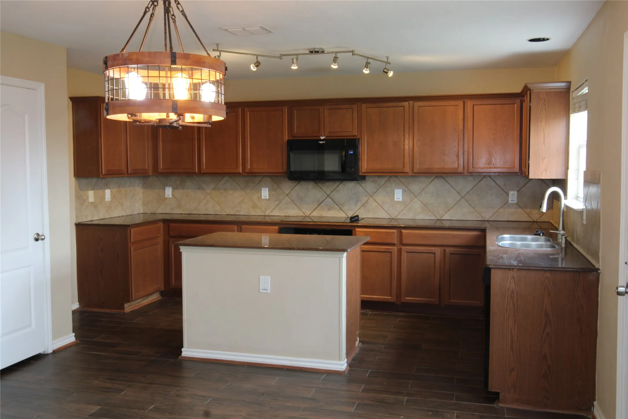 Single Family Residence For Rent in Johnson County , 2435 Castle Pines Drive, Burleson, Texas 76028, 4 Bedroom, 3 Bathroom, 2 Garage spaces, 3,064 Sqft, built in 2007, mls#21256322, Real Estate Agent in Burleson, Homes For Rent in Johnson county, Homes For Rent in Burleson, Realtor in Burleson Texas, Real Estate Brokerage Independent Realty Texas, Luminita Cordes Realtor