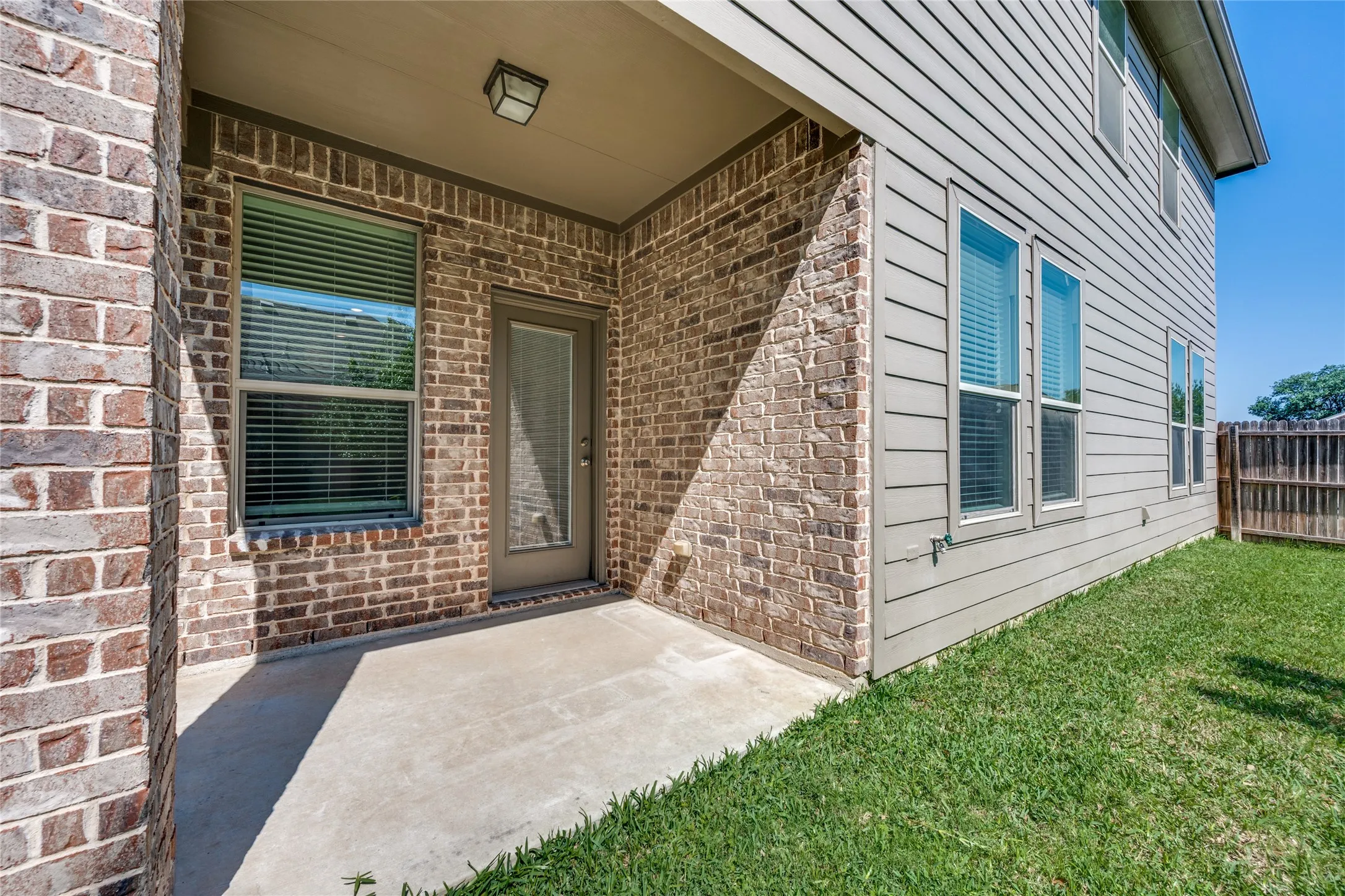 Single Family Residence For Sale in Tarrant County , 13216 Ragged Spur Court, Fort Worth, Texas 76052, 4 Bedroom, 4 Bathroom, 2 Garage spaces, 2,515 Sqft, built in 2010, mls#21258278, Real Estate Agent in Fort Worth, Homes For Sale in Tarrant county, Homes For Sale in Fort Worth, Realtor in Fort Worth Texas, Real Estate Brokerage Independent Realty Texas, Luminita Cordes Realtor