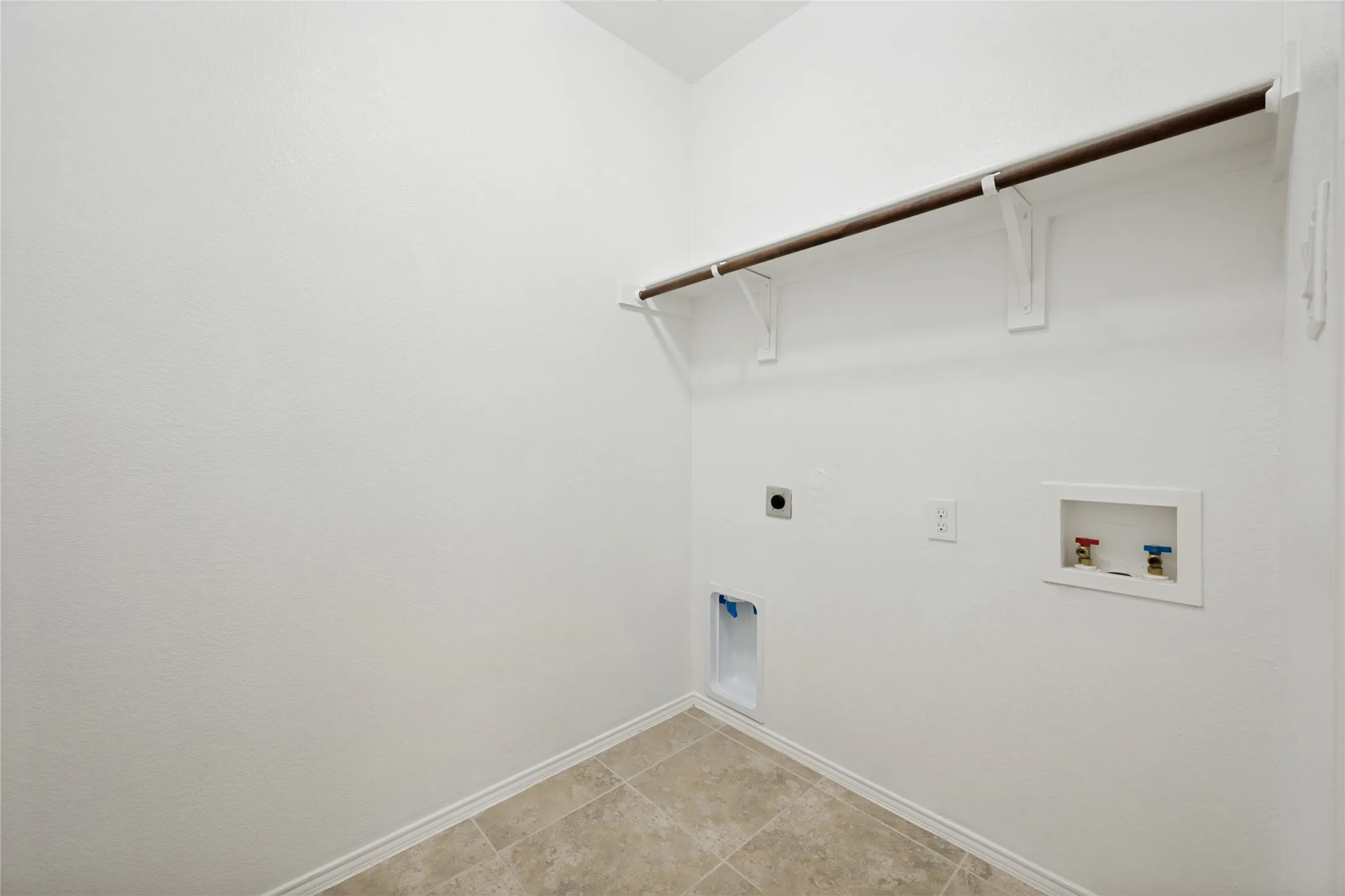 Single Family Residence For Sale in Tarrant County , 13216 Ragged Spur Court, Fort Worth, Texas 76052, 4 Bedroom, 4 Bathroom, 2 Garage spaces, 2,515 Sqft, built in 2010, mls#21258278, Real Estate Agent in Fort Worth, Homes For Sale in Tarrant county, Homes For Sale in Fort Worth, Realtor in Fort Worth Texas, Real Estate Brokerage Independent Realty Texas, Luminita Cordes Realtor