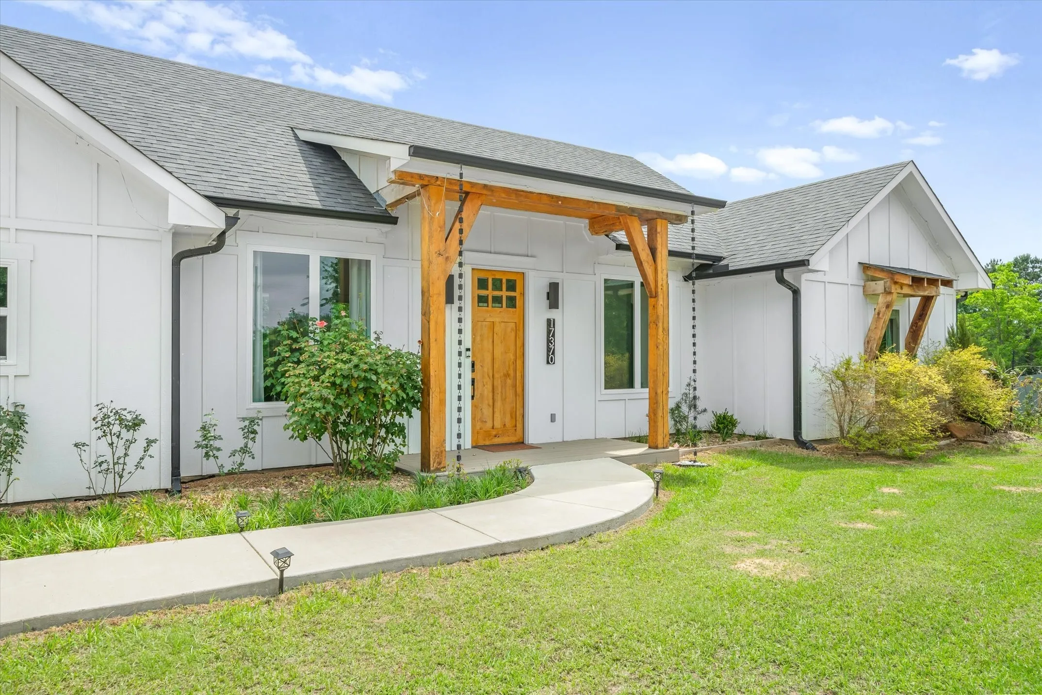Single Family Residence For Sale in Smith County , 17370 Fm 1253, Lindale, Texas 75771, 4 Bedrooms, 3 Bathrooms, Garage spaces, 2,356 Sqft, built in 2019, Preowned, Price $560,000, mls#21239992, Real Estate Agent in Lindale, Homes For Sale in Smith county, Homes For Sale in Lindale, Realtor in Lindale Texas, Real Estate Brokerage Independent Realty Texas, Luminita Cordes Realtor