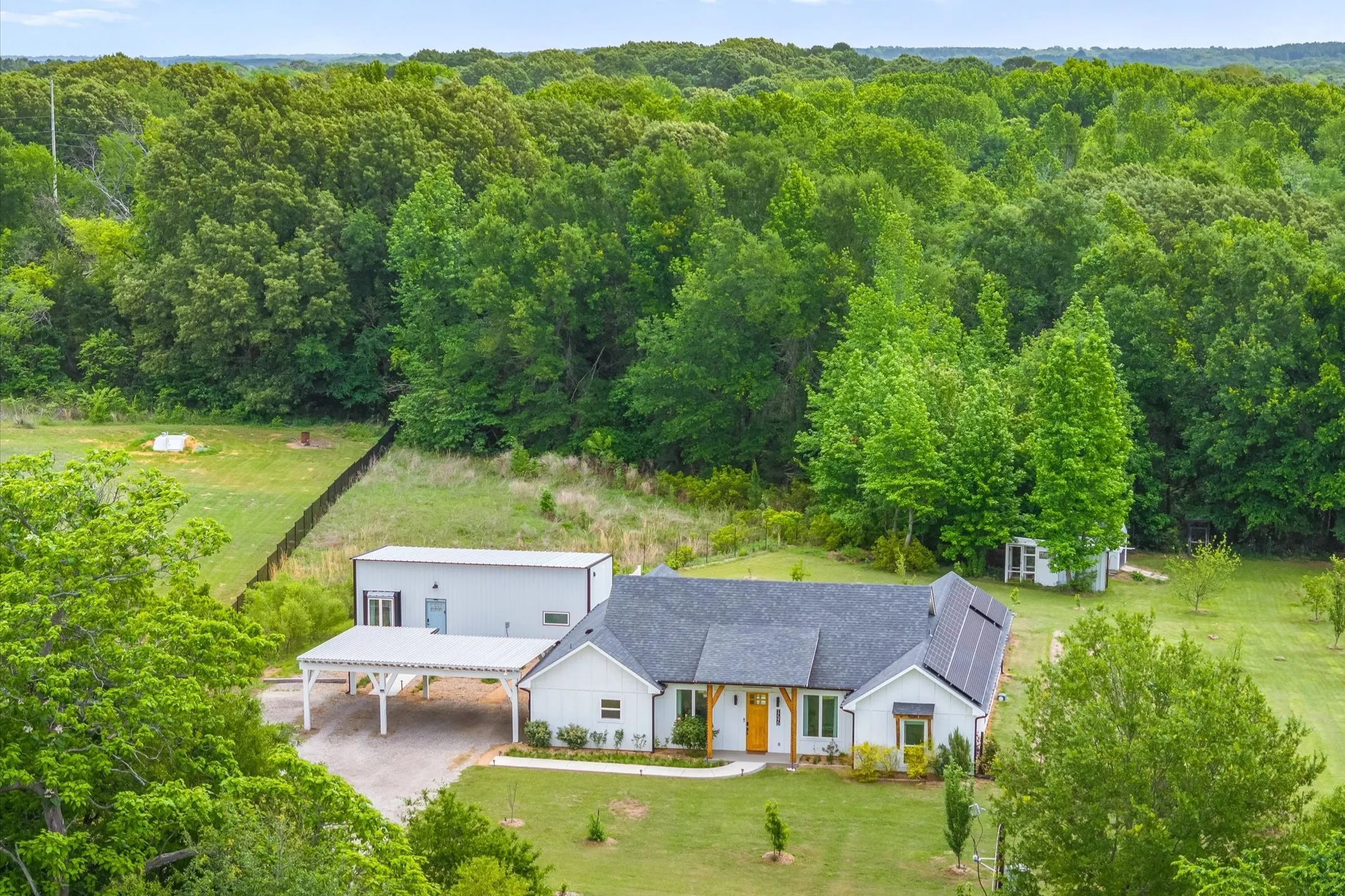 Single Family Residence For Sale in Smith County , 17370 Fm 1253, Lindale, Texas 75771, 4 Bedrooms, 3 Bathrooms, Garage spaces, 2,356 Sqft, built in 2019, Preowned, Price $560,000, mls#21239992, Real Estate Agent in Lindale, Homes For Sale in Smith county, Homes For Sale in Lindale, Realtor in Lindale Texas, Real Estate Brokerage Independent Realty Texas, Luminita Cordes Realtor