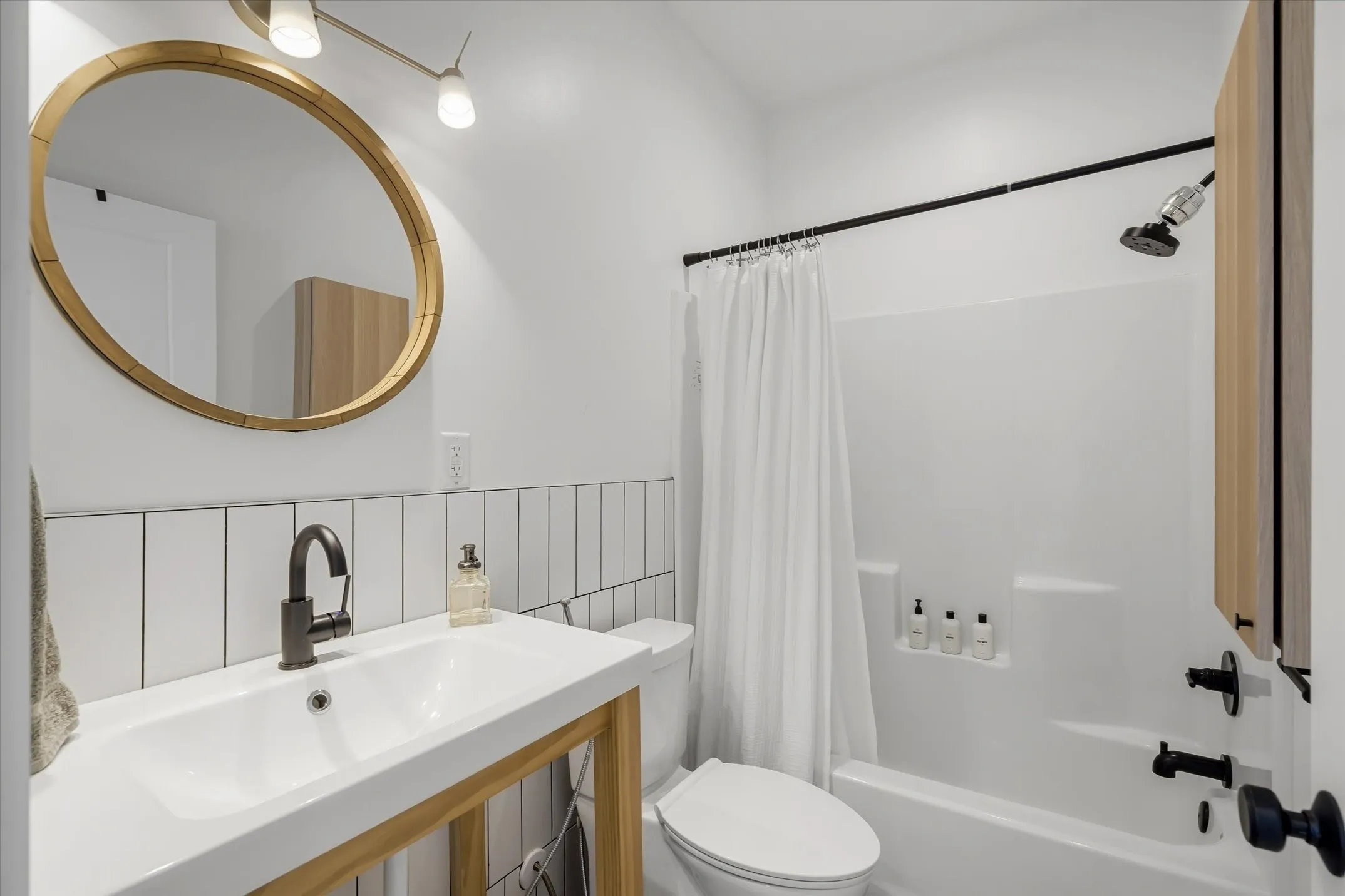 Single Family Residence For Sale in Smith County , 17370 Fm 1253, Lindale, Texas 75771, 4 Bedrooms, 3 Bathrooms, Garage spaces, 2,356 Sqft, built in 2019, Preowned, Price $560,000, mls#21239992, Real Estate Agent in Lindale, Homes For Sale in Smith county, Homes For Sale in Lindale, Realtor in Lindale Texas, Real Estate Brokerage Independent Realty Texas, Luminita Cordes Realtor