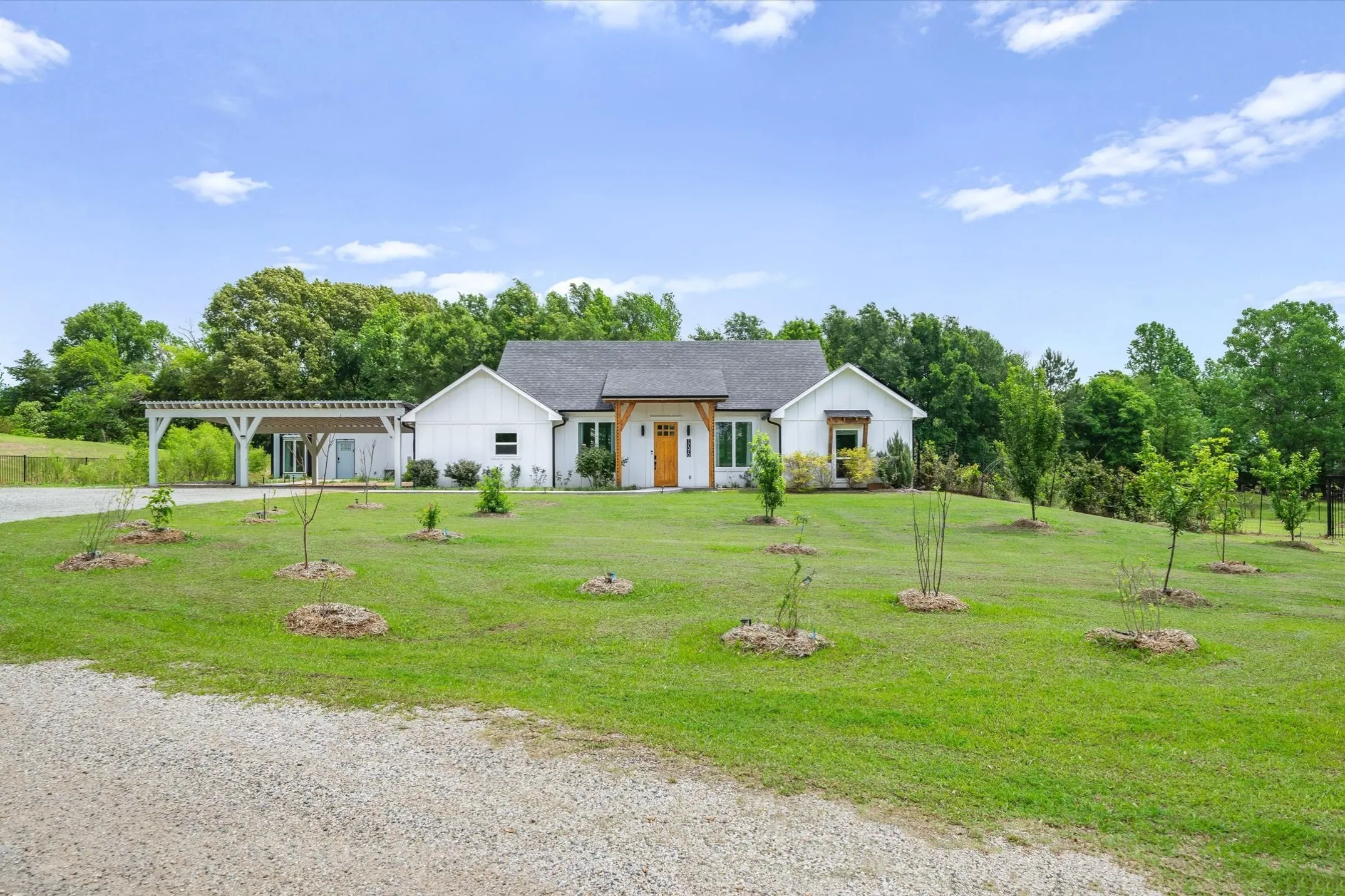 Single Family Residence For Sale in Smith County , 17370 Fm 1253, Lindale, Texas 75771, 4 Bedrooms, 3 Bathrooms, Garage spaces, 2,356 Sqft, built in 2019, Preowned, Price $560,000, mls#21239992, Real Estate Agent in Lindale, Homes For Sale in Smith county, Homes For Sale in Lindale, Realtor in Lindale Texas, Real Estate Brokerage Independent Realty Texas, Luminita Cordes Realtor