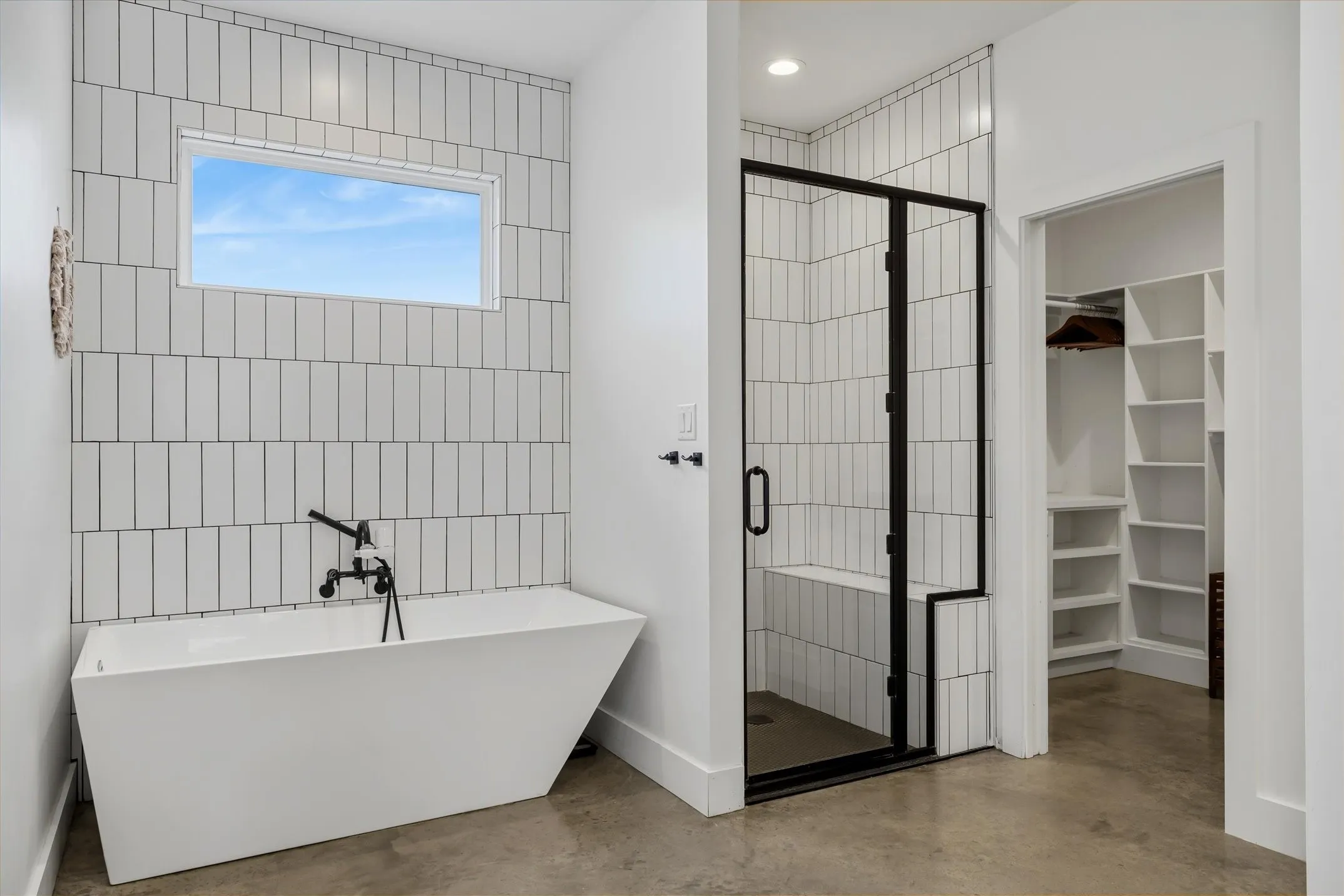 Single Family Residence For Sale in Smith County , 17370 Fm 1253, Lindale, Texas 75771, 4 Bedrooms, 3 Bathrooms, Garage spaces, 2,356 Sqft, built in 2019, Preowned, Price $560,000, mls#21239992, Real Estate Agent in Lindale, Homes For Sale in Smith county, Homes For Sale in Lindale, Realtor in Lindale Texas, Real Estate Brokerage Independent Realty Texas, Luminita Cordes Realtor
