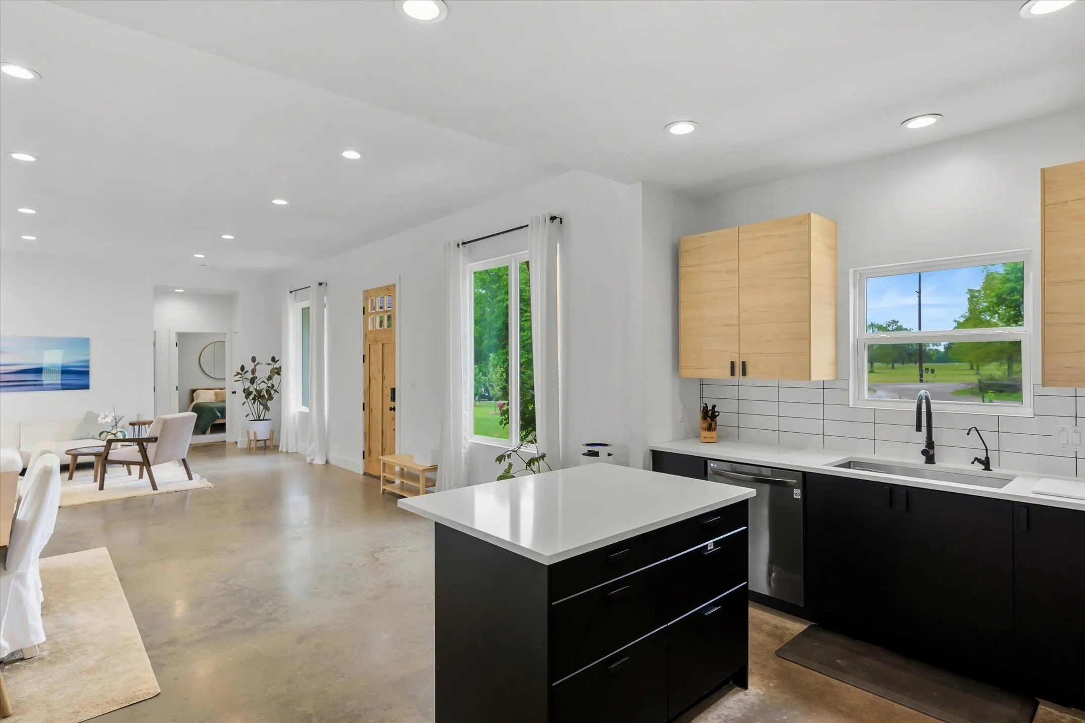 Single Family Residence For Sale in Smith County , 17370 Fm 1253, Lindale, Texas 75771, 4 Bedrooms, 3 Bathrooms, Garage spaces, 2,356 Sqft, built in 2019, Preowned, Price $560,000, mls#21239992, Real Estate Agent in Lindale, Homes For Sale in Smith county, Homes For Sale in Lindale, Realtor in Lindale Texas, Real Estate Brokerage Independent Realty Texas, Luminita Cordes Realtor