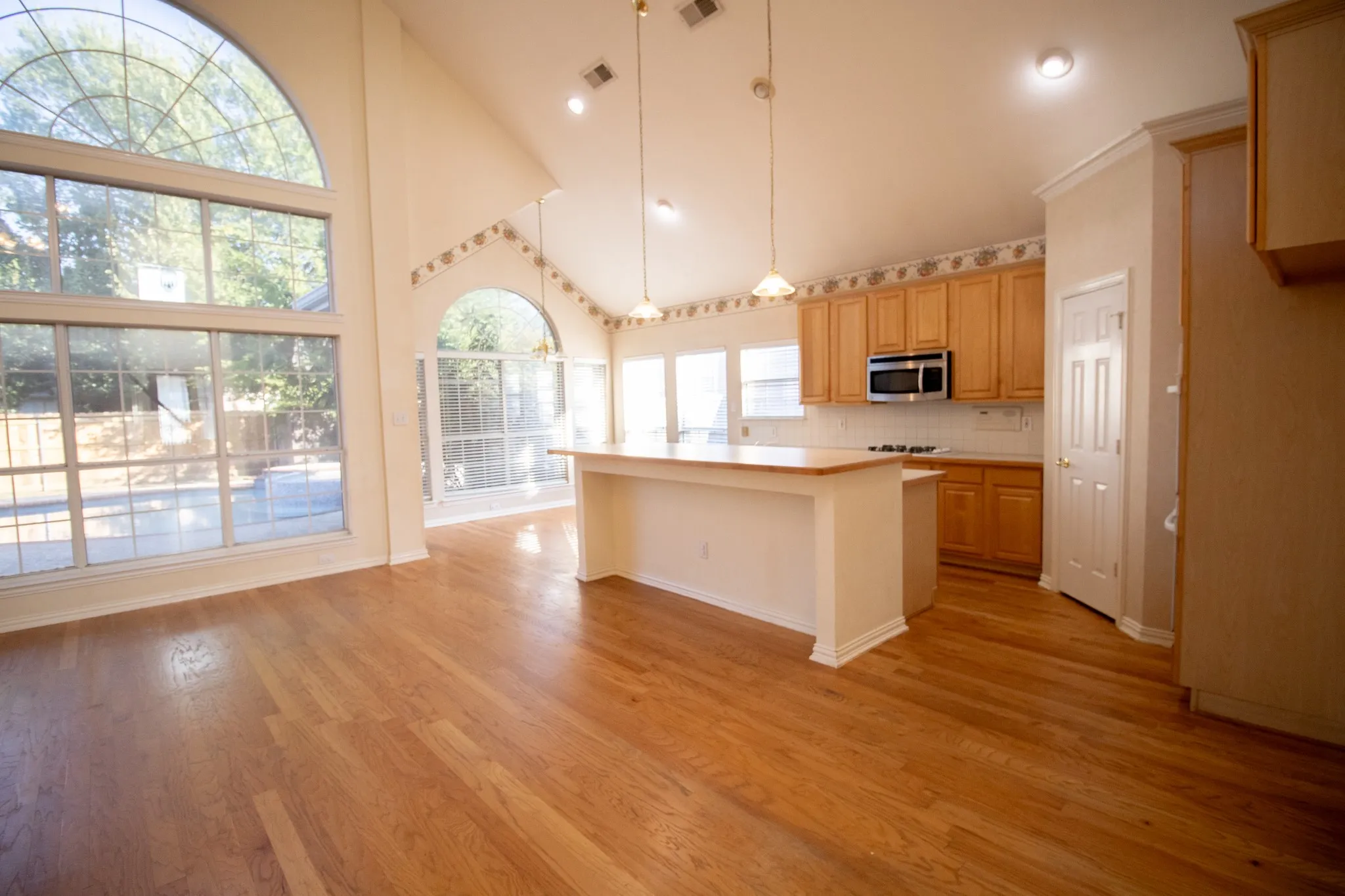 Single Family Residence For Sale in Tarrant County , 7800 Pirate Point Circle, Arlington, Texas 76016, 4 Bedrooms, 3 Bathrooms, 2 Garage spaces, 3,488 Sqft, built in 2000, Preowned, Price $499,950, mls#21258304, Real Estate Agent in Arlington, Homes For Sale in Tarrant county, Homes For Sale in Arlington, Realtor in Arlington Texas, Real Estate Brokerage Independent Realty Texas, Luminita Cordes Realtor