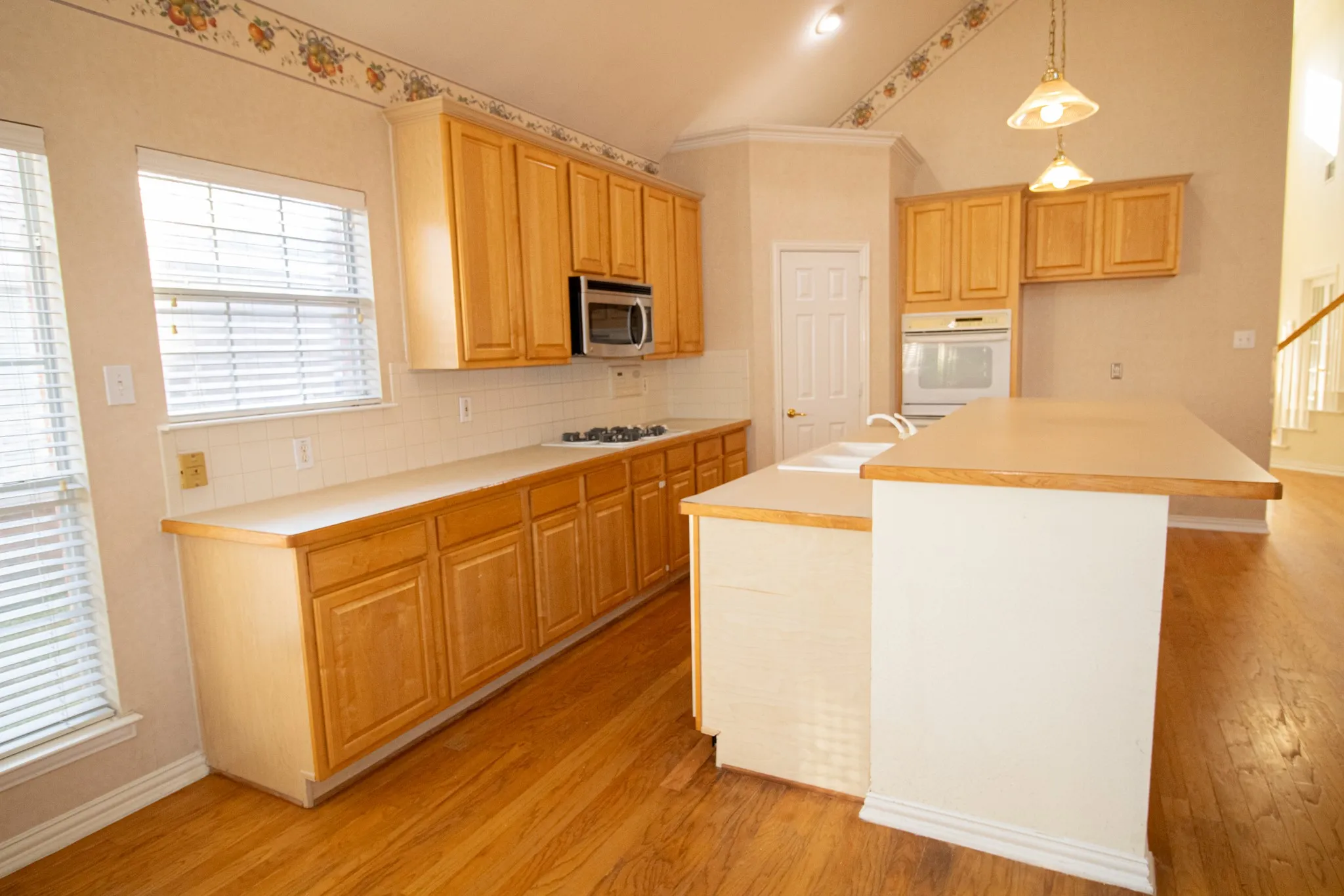 Single Family Residence For Sale in Tarrant County , 7800 Pirate Point Circle, Arlington, Texas 76016, 4 Bedrooms, 3 Bathrooms, 2 Garage spaces, 3,488 Sqft, built in 2000, Preowned, Price $499,950, mls#21258304, Real Estate Agent in Arlington, Homes For Sale in Tarrant county, Homes For Sale in Arlington, Realtor in Arlington Texas, Real Estate Brokerage Independent Realty Texas, Luminita Cordes Realtor