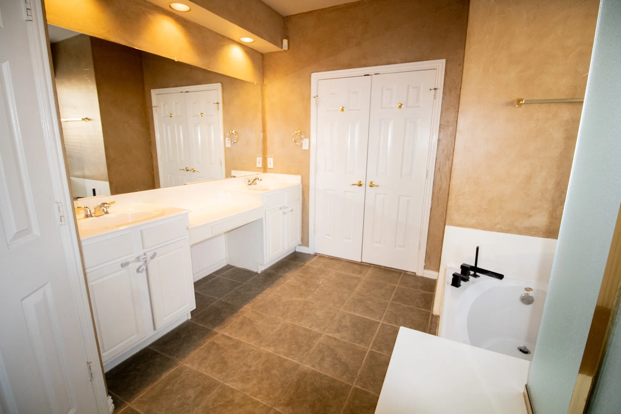 Single Family Residence For Sale in Tarrant County , 7800 Pirate Point Circle, Arlington, Texas 76016, 4 Bedrooms, 3 Bathrooms, 2 Garage spaces, 3,488 Sqft, built in 2000, Preowned, Price $499,950, mls#21258304, Real Estate Agent in Arlington, Homes For Sale in Tarrant county, Homes For Sale in Arlington, Realtor in Arlington Texas, Real Estate Brokerage Independent Realty Texas, Luminita Cordes Realtor