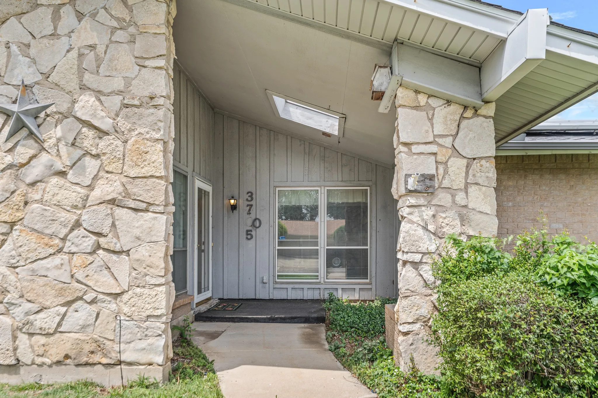 Single Family Residence For Sale in Dallas County , 3705 Flamingo Lane, Irving, Texas 75062, 4 Bedroom, 2 Bathroom, Garage spaces, 1,749 Sqft, built in 1967, mls#21258315, Real Estate Agent in Irving, Homes For Sale in Dallas county, Homes For Sale in Irving, Realtor in Irving Texas, Real Estate Brokerage Independent Realty Texas, Luminita Cordes Realtor