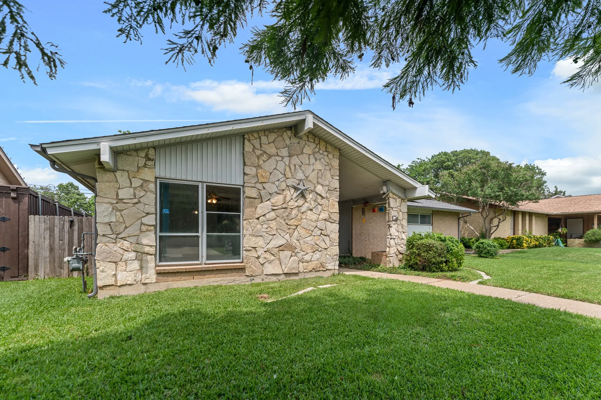 Single Family Residence For Sale in Dallas County , 3705 Flamingo Lane, Irving, Texas 75062, 4 Bedroom, 2 Bathroom, Garage spaces, 1,749 Sqft, built in 1967, mls#21258315, Real Estate Agent in Irving, Homes For Sale in Dallas county, Homes For Sale in Irving, Realtor in Irving Texas, Real Estate Brokerage Independent Realty Texas, Luminita Cordes Realtor