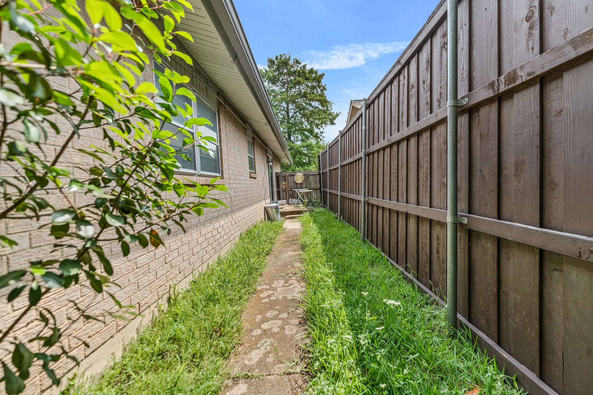 Single Family Residence For Sale in Dallas County , 3705 Flamingo Lane, Irving, Texas 75062, 4 Bedroom, 2 Bathroom, Garage spaces, 1,749 Sqft, built in 1967, mls#21258315, Real Estate Agent in Irving, Homes For Sale in Dallas county, Homes For Sale in Irving, Realtor in Irving Texas, Real Estate Brokerage Independent Realty Texas, Luminita Cordes Realtor