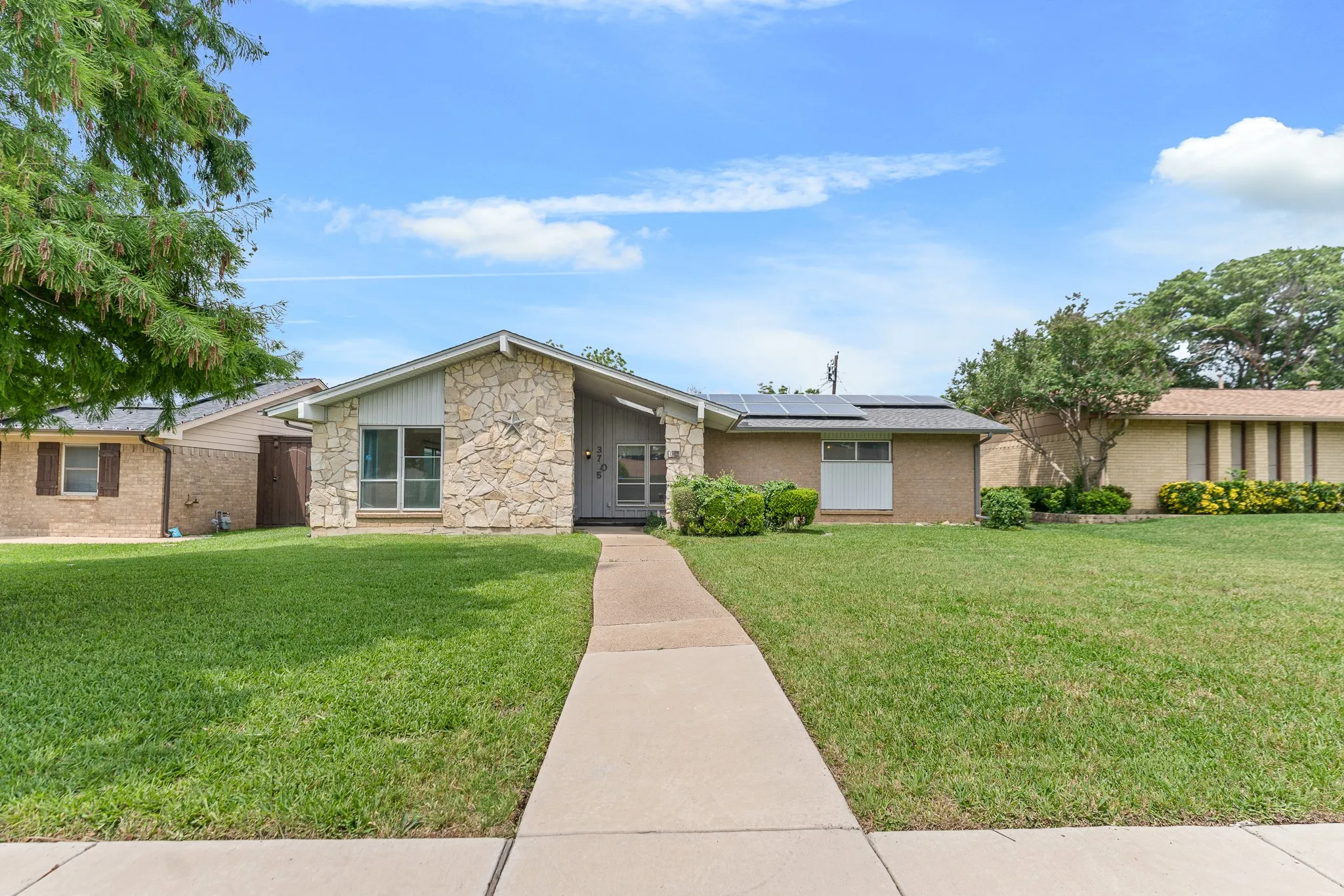 Single Family Residence For Sale in Dallas County , 3705 Flamingo Lane, Irving, Texas 75062, 4 Bedroom, 2 Bathroom, Garage spaces, 1,749 Sqft, built in 1967, mls#21258315, Real Estate Agent in Irving, Homes For Sale in Dallas county, Homes For Sale in Irving, Realtor in Irving Texas, Real Estate Brokerage Independent Realty Texas, Luminita Cordes Realtor