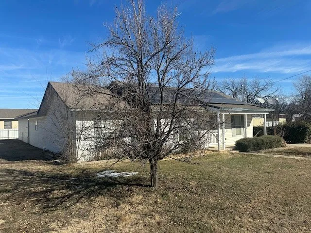 Single Family Residence For Sale in Jack County , 530 Richardson Street, Jacksboro, Texas 76458, 4 Bedroom, 2 Bathroom, 2 Garage spaces, 1,732 Sqft, built in 1955, mls#21253852, Real Estate Agent in Jacksboro, Homes For Sale in Jack county, Homes For Sale in Jacksboro, Realtor in Jacksboro Texas, Real Estate Brokerage Independent Realty Texas, Luminita Cordes Realtor