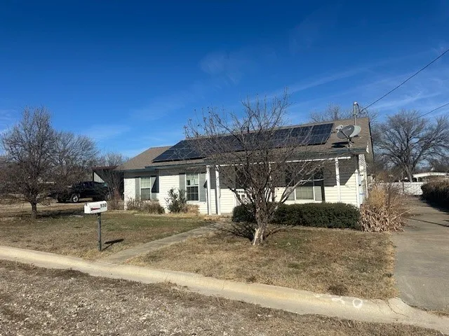 Single Family Residence For Sale in Jack County , 530 Richardson Street, Jacksboro, Texas 76458, 4 Bedroom, 2 Bathroom, 2 Garage spaces, 1,732 Sqft, built in 1955, mls#21253852, Real Estate Agent in Jacksboro, Homes For Sale in Jack county, Homes For Sale in Jacksboro, Realtor in Jacksboro Texas, Real Estate Brokerage Independent Realty Texas, Luminita Cordes Realtor