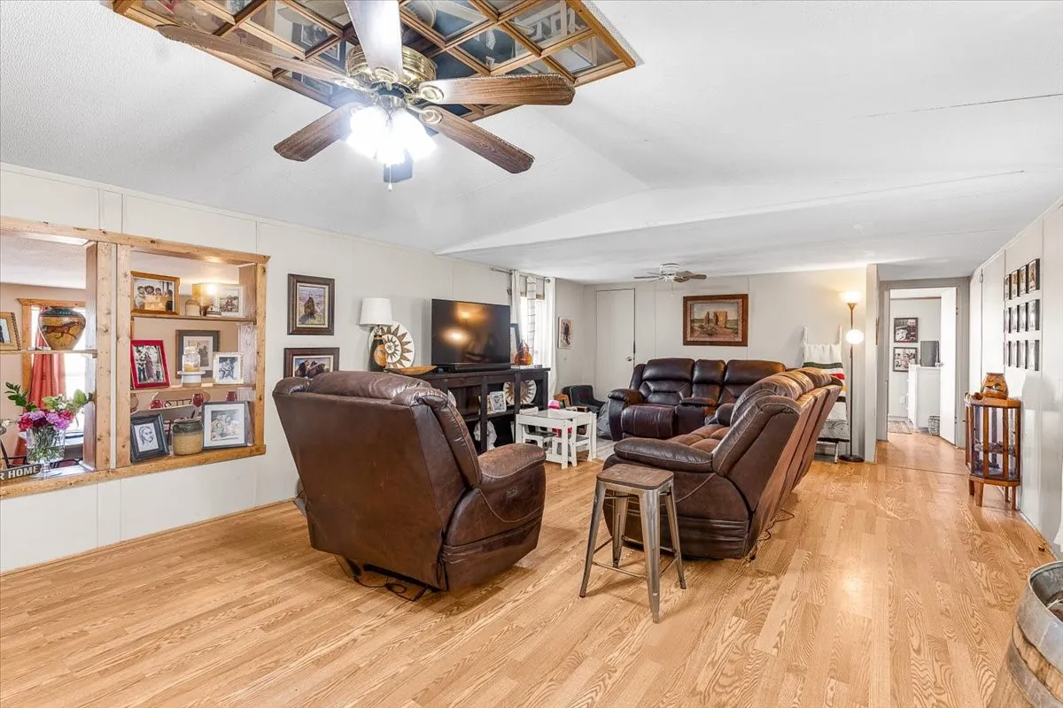 Manufactured Home For Sale in Palo Pinto County , 330 Chapman Drive A, Mineral Wells, Texas 76067, 3 Bedroom, 2 Bathroom, 4 Garage spaces, 1,826 Sqft, built in 1998, mls#21253810, Real Estate Agent in Mineral Wells, Homes For Sale in Palo Pinto county, Homes For Sale in Mineral Wells, Realtor in Mineral Wells Texas, Real Estate Brokerage Independent Realty Texas, Luminita Cordes Realtor