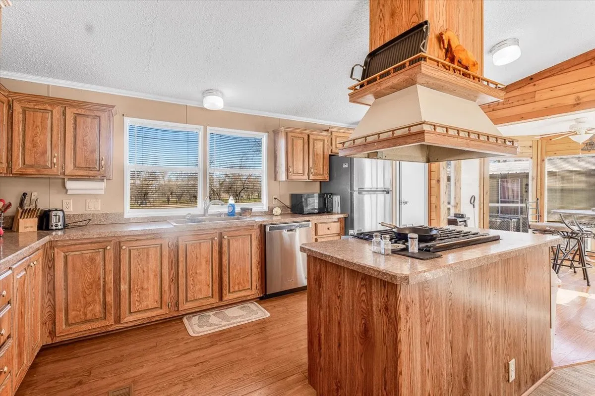 Manufactured Home For Sale in Palo Pinto County , 330 Chapman Drive A, Mineral Wells, Texas 76067, 3 Bedroom, 2 Bathroom, 4 Garage spaces, 1,826 Sqft, built in 1998, mls#21253810, Real Estate Agent in Mineral Wells, Homes For Sale in Palo Pinto county, Homes For Sale in Mineral Wells, Realtor in Mineral Wells Texas, Real Estate Brokerage Independent Realty Texas, Luminita Cordes Realtor