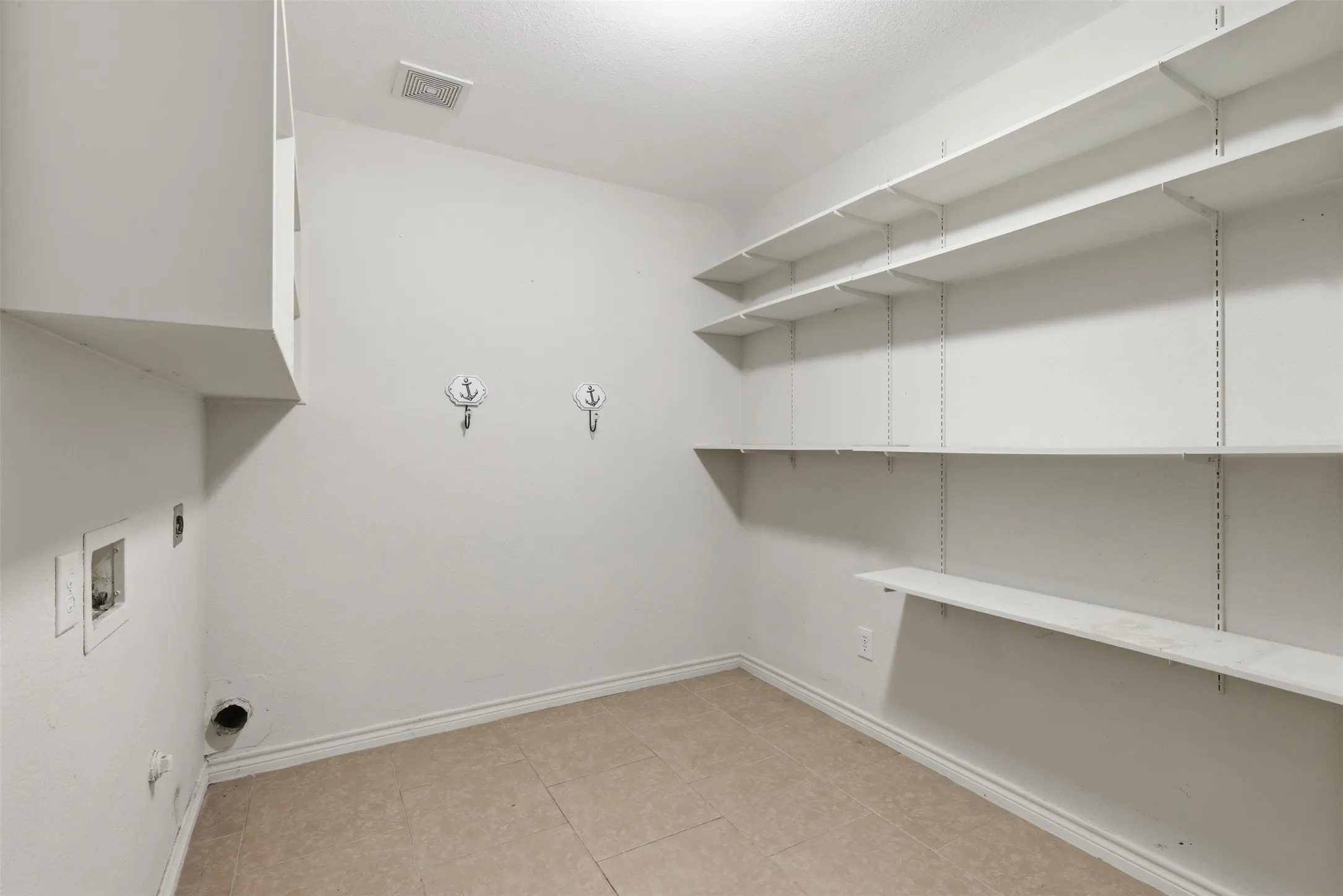 Single Family Residence For Sale in Tarrant County , 829 Elbe Drive, Arlington, Texas 76001, 4 Bedroom, 3 Bathroom, 2 Garage spaces, 2,937 Sqft, built in 2000, mls#21255507, Real Estate Agent in Arlington, Homes For Sale in Tarrant county, Homes For Sale in Arlington, Realtor in Arlington Texas, Real Estate Brokerage Independent Realty Texas, Luminita Cordes Realtor