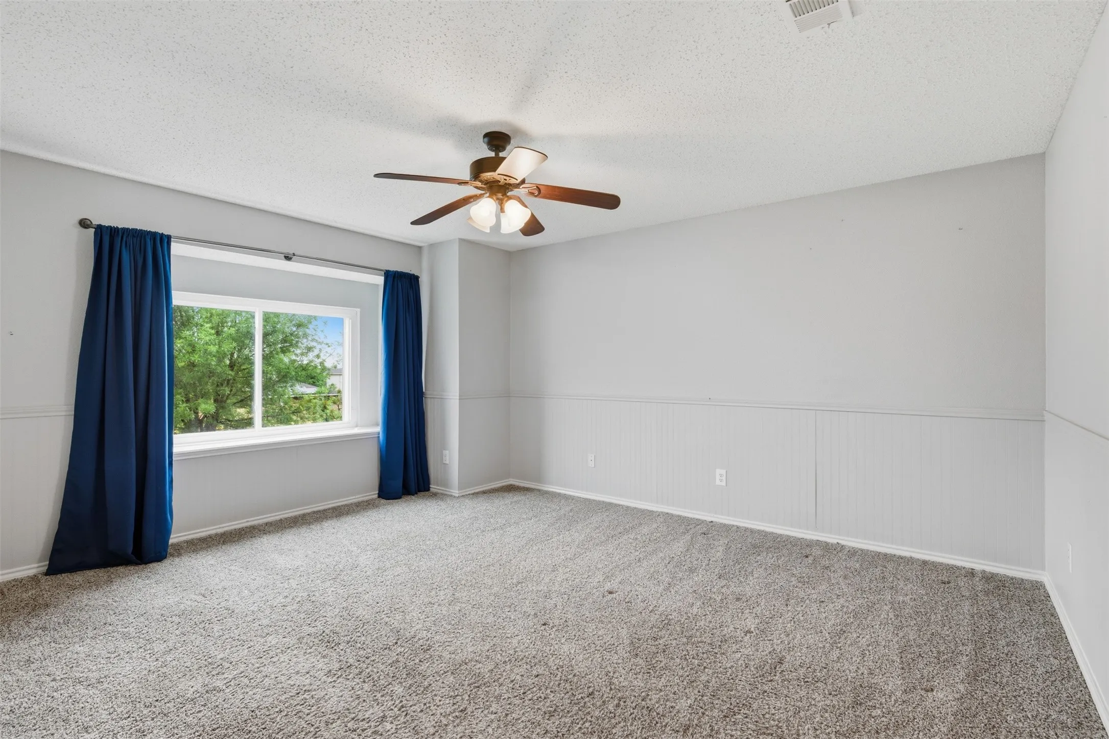 Single Family Residence For Sale in Tarrant County , 829 Elbe Drive, Arlington, Texas 76001, 4 Bedroom, 3 Bathroom, 2 Garage spaces, 2,937 Sqft, built in 2000, mls#21255507, Real Estate Agent in Arlington, Homes For Sale in Tarrant county, Homes For Sale in Arlington, Realtor in Arlington Texas, Real Estate Brokerage Independent Realty Texas, Luminita Cordes Realtor