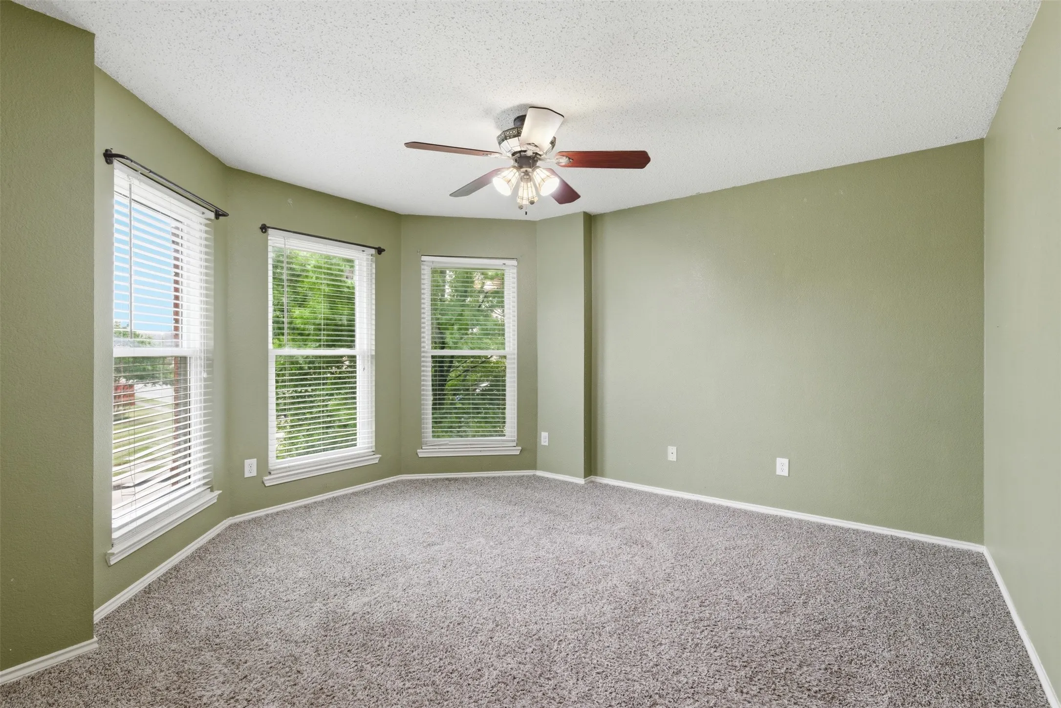 Single Family Residence For Sale in Tarrant County , 829 Elbe Drive, Arlington, Texas 76001, 4 Bedroom, 3 Bathroom, 2 Garage spaces, 2,937 Sqft, built in 2000, mls#21255507, Real Estate Agent in Arlington, Homes For Sale in Tarrant county, Homes For Sale in Arlington, Realtor in Arlington Texas, Real Estate Brokerage Independent Realty Texas, Luminita Cordes Realtor