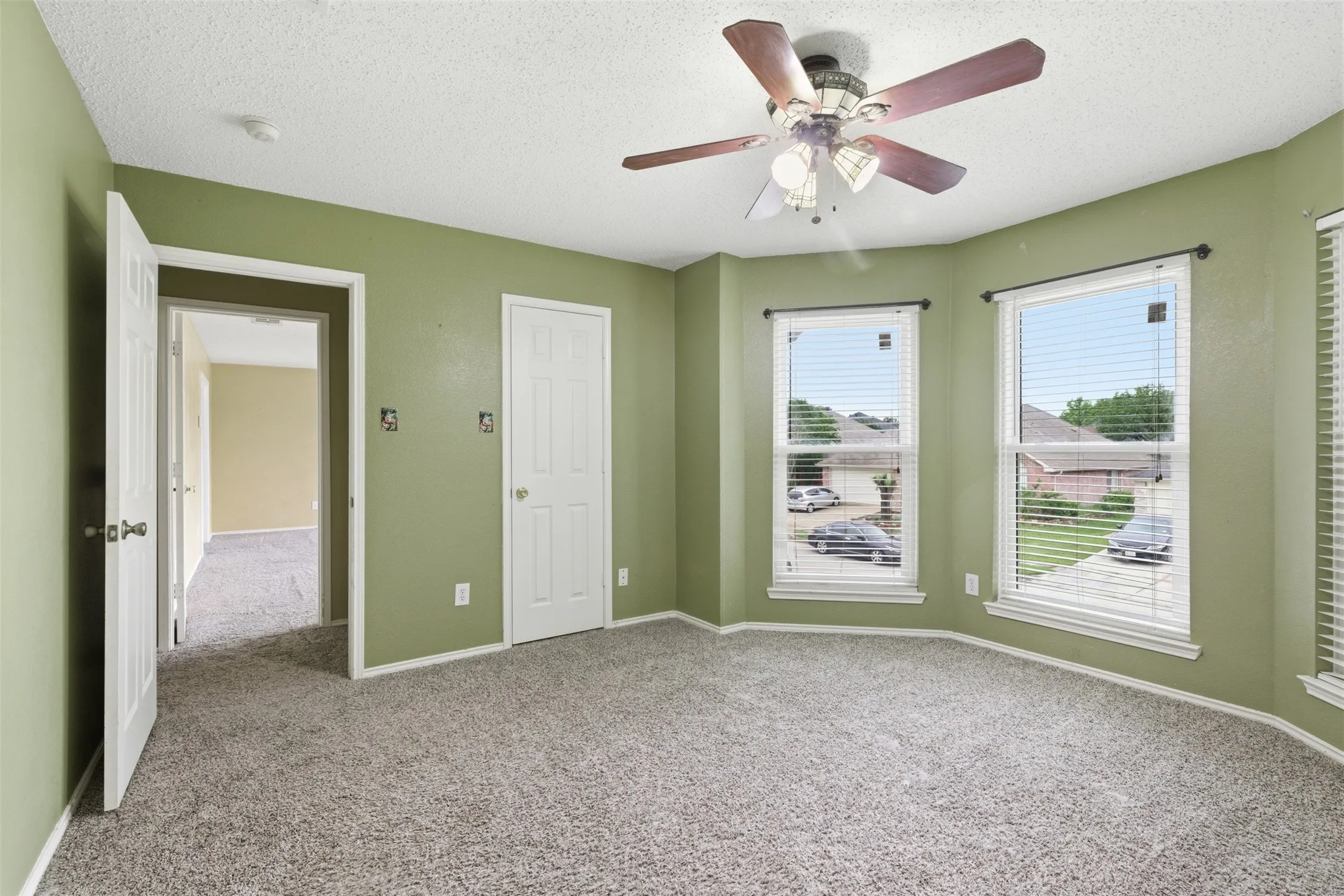 Single Family Residence For Sale in Tarrant County , 829 Elbe Drive, Arlington, Texas 76001, 4 Bedroom, 3 Bathroom, 2 Garage spaces, 2,937 Sqft, built in 2000, mls#21255507, Real Estate Agent in Arlington, Homes For Sale in Tarrant county, Homes For Sale in Arlington, Realtor in Arlington Texas, Real Estate Brokerage Independent Realty Texas, Luminita Cordes Realtor