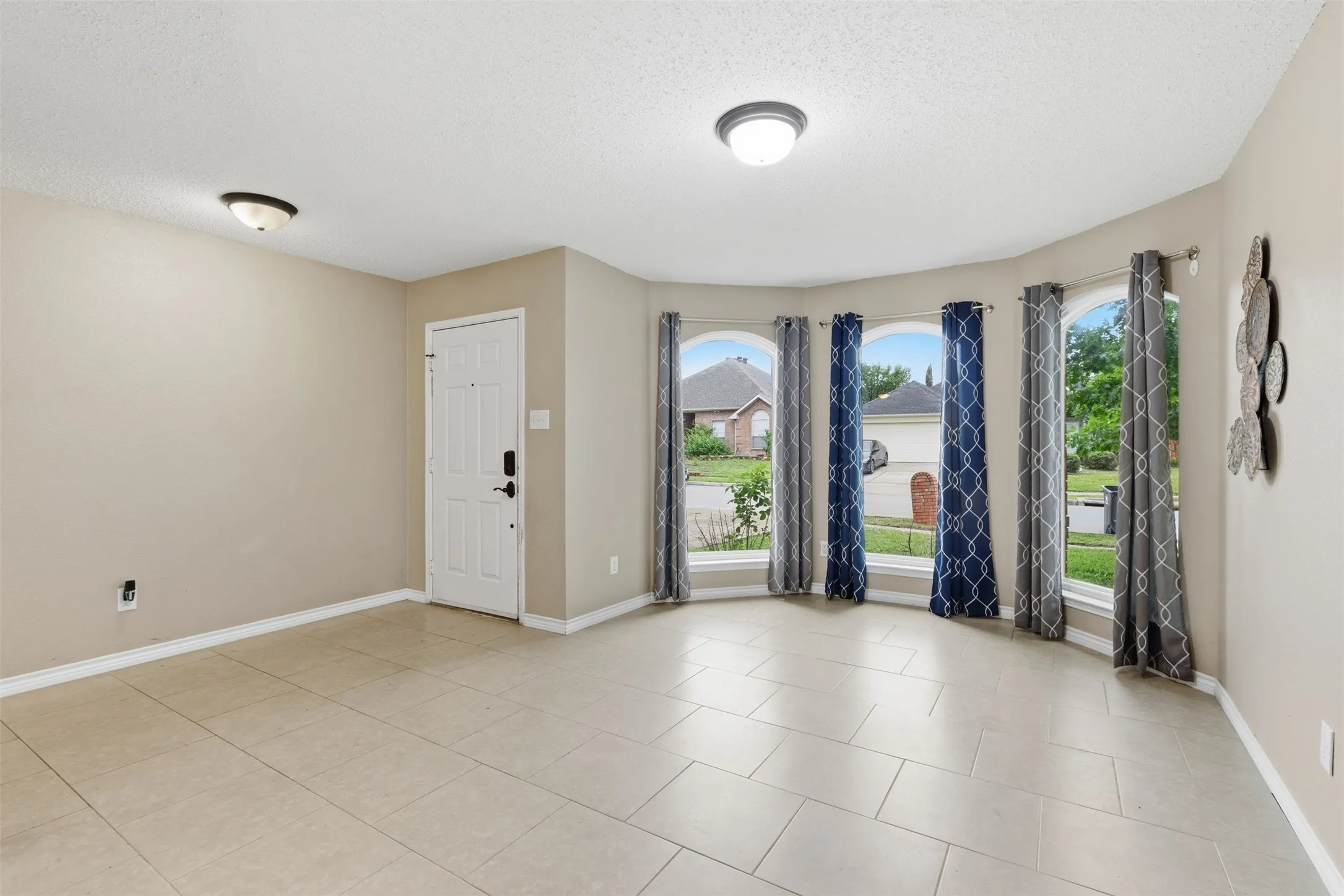 Single Family Residence For Sale in Tarrant County , 829 Elbe Drive, Arlington, Texas 76001, 4 Bedroom, 3 Bathroom, 2 Garage spaces, 2,937 Sqft, built in 2000, mls#21255507, Real Estate Agent in Arlington, Homes For Sale in Tarrant county, Homes For Sale in Arlington, Realtor in Arlington Texas, Real Estate Brokerage Independent Realty Texas, Luminita Cordes Realtor
