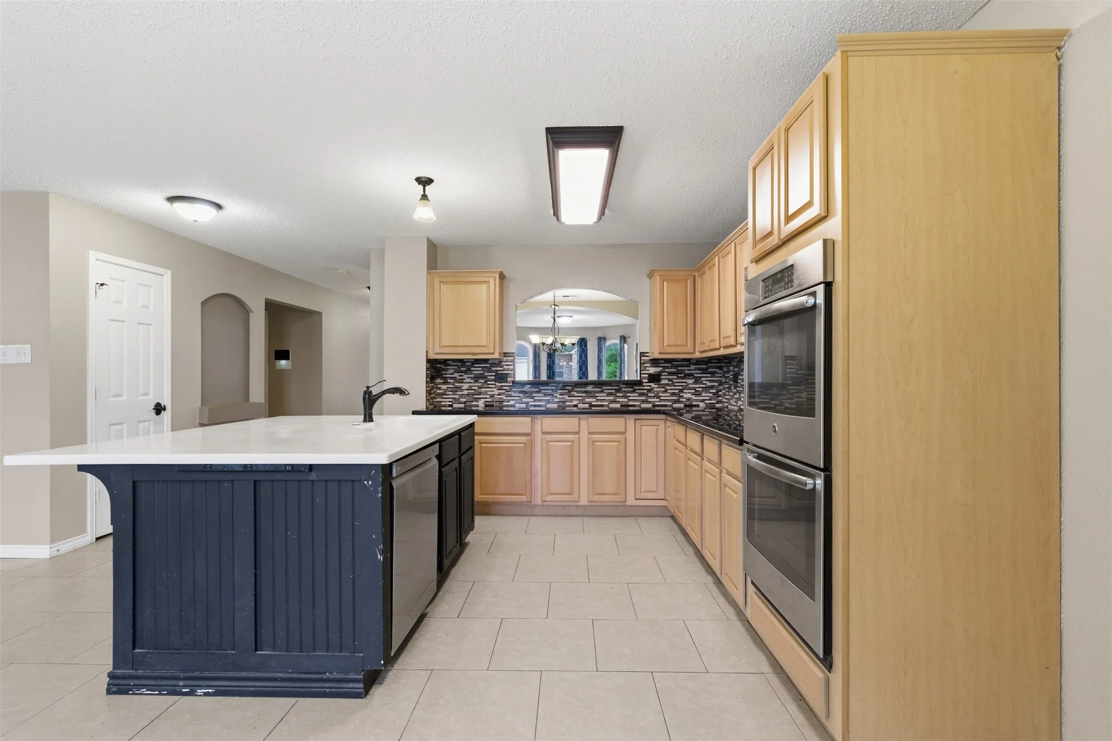 Single Family Residence For Sale in Tarrant County , 829 Elbe Drive, Arlington, Texas 76001, 4 Bedroom, 3 Bathroom, 2 Garage spaces, 2,937 Sqft, built in 2000, mls#21255507, Real Estate Agent in Arlington, Homes For Sale in Tarrant county, Homes For Sale in Arlington, Realtor in Arlington Texas, Real Estate Brokerage Independent Realty Texas, Luminita Cordes Realtor