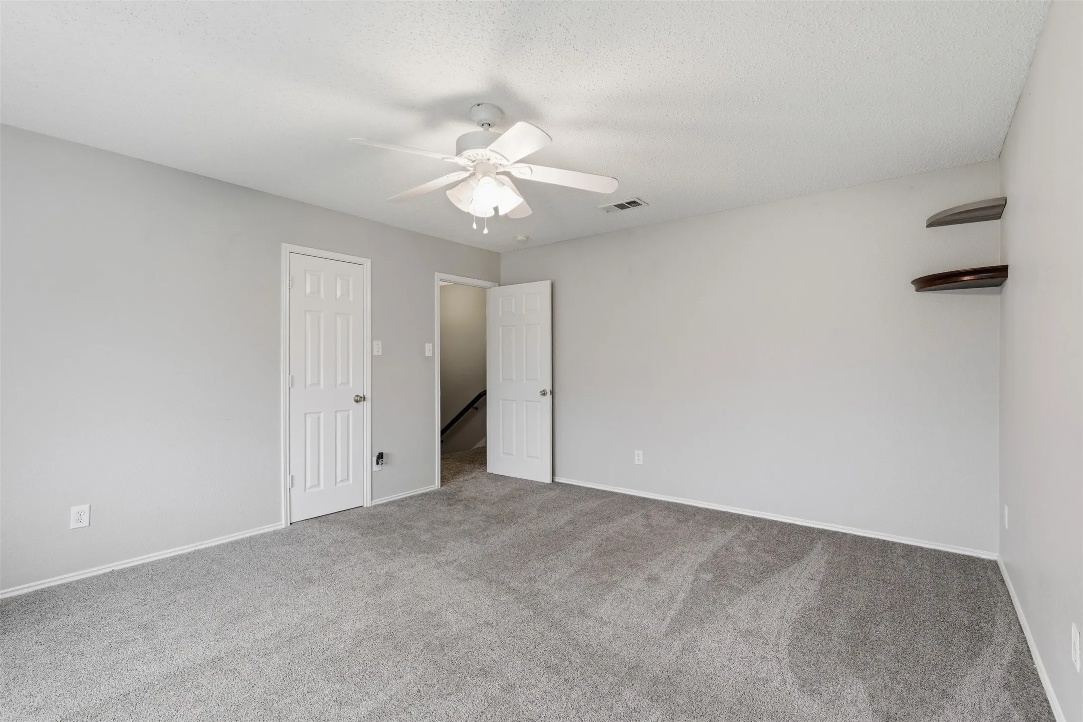 Single Family Residence For Sale in Tarrant County , 829 Elbe Drive, Arlington, Texas 76001, 4 Bedroom, 3 Bathroom, 2 Garage spaces, 2,937 Sqft, built in 2000, mls#21255507, Real Estate Agent in Arlington, Homes For Sale in Tarrant county, Homes For Sale in Arlington, Realtor in Arlington Texas, Real Estate Brokerage Independent Realty Texas, Luminita Cordes Realtor