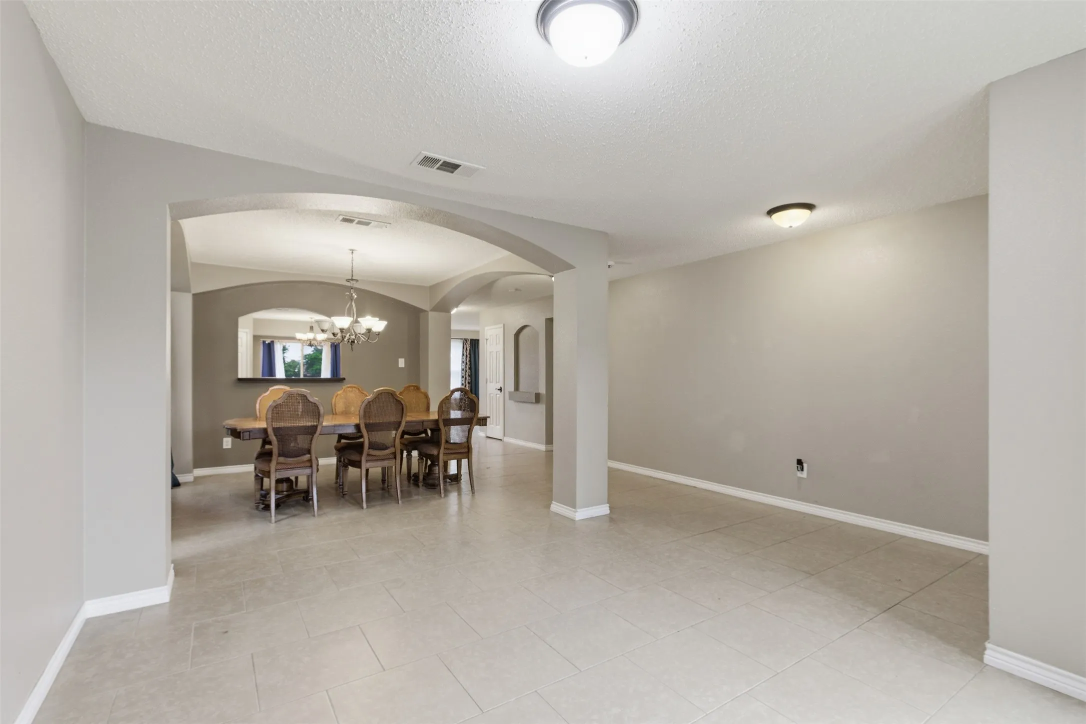 Single Family Residence For Sale in Tarrant County , 829 Elbe Drive, Arlington, Texas 76001, 4 Bedroom, 3 Bathroom, 2 Garage spaces, 2,937 Sqft, built in 2000, mls#21255507, Real Estate Agent in Arlington, Homes For Sale in Tarrant county, Homes For Sale in Arlington, Realtor in Arlington Texas, Real Estate Brokerage Independent Realty Texas, Luminita Cordes Realtor