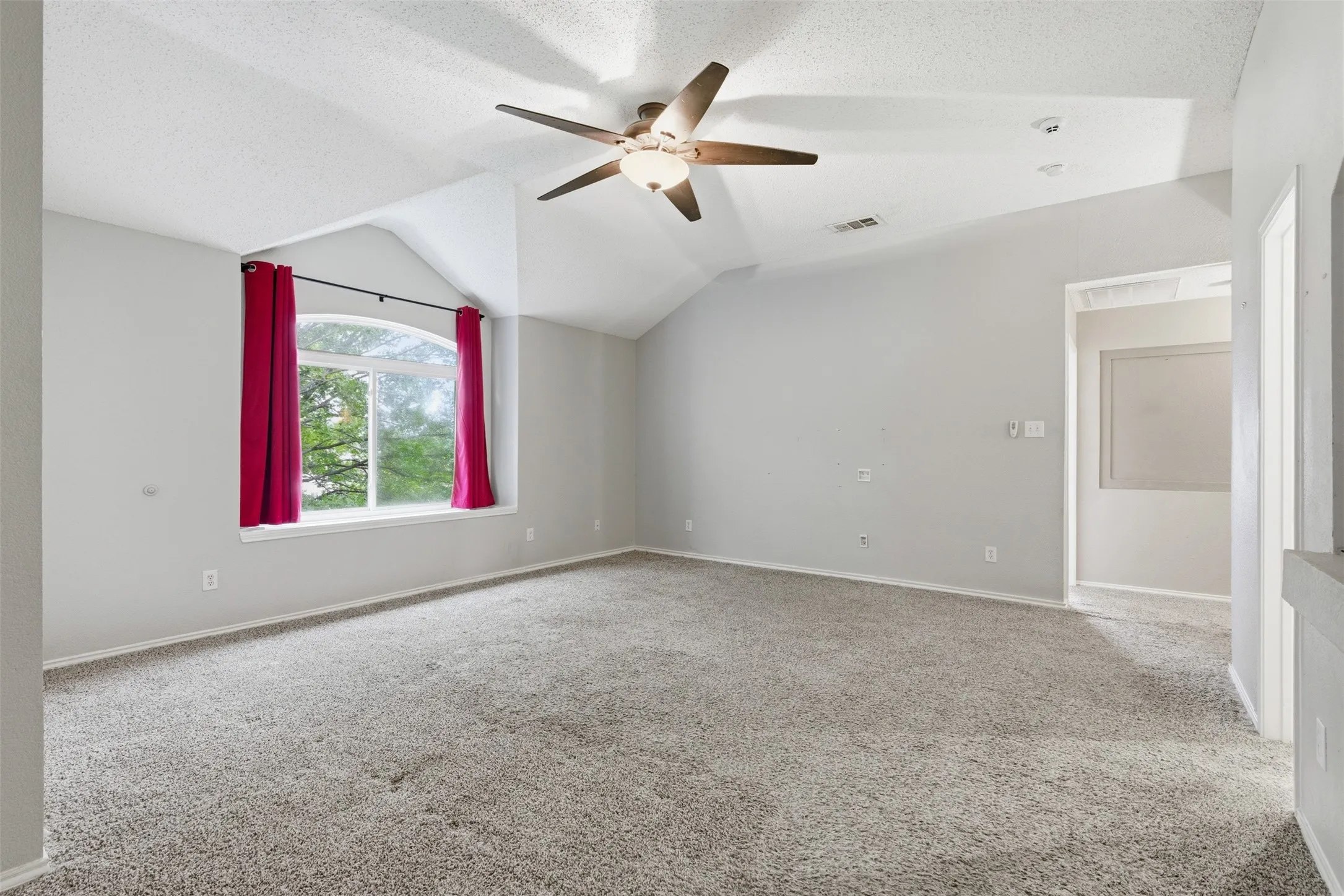 Single Family Residence For Sale in Tarrant County , 829 Elbe Drive, Arlington, Texas 76001, 4 Bedroom, 3 Bathroom, 2 Garage spaces, 2,937 Sqft, built in 2000, mls#21255507, Real Estate Agent in Arlington, Homes For Sale in Tarrant county, Homes For Sale in Arlington, Realtor in Arlington Texas, Real Estate Brokerage Independent Realty Texas, Luminita Cordes Realtor