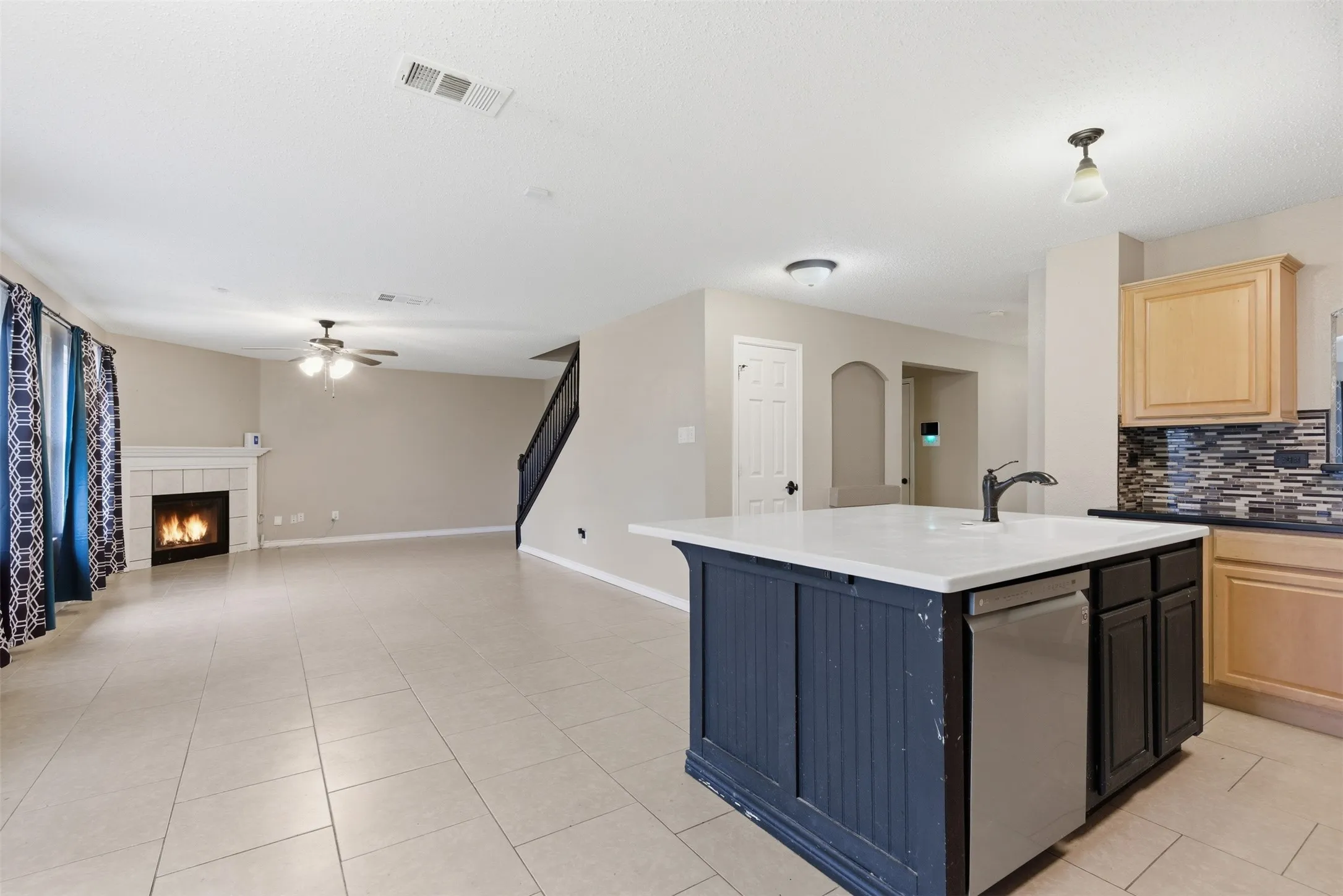 Single Family Residence For Sale in Tarrant County , 829 Elbe Drive, Arlington, Texas 76001, 4 Bedroom, 3 Bathroom, 2 Garage spaces, 2,937 Sqft, built in 2000, mls#21255507, Real Estate Agent in Arlington, Homes For Sale in Tarrant county, Homes For Sale in Arlington, Realtor in Arlington Texas, Real Estate Brokerage Independent Realty Texas, Luminita Cordes Realtor